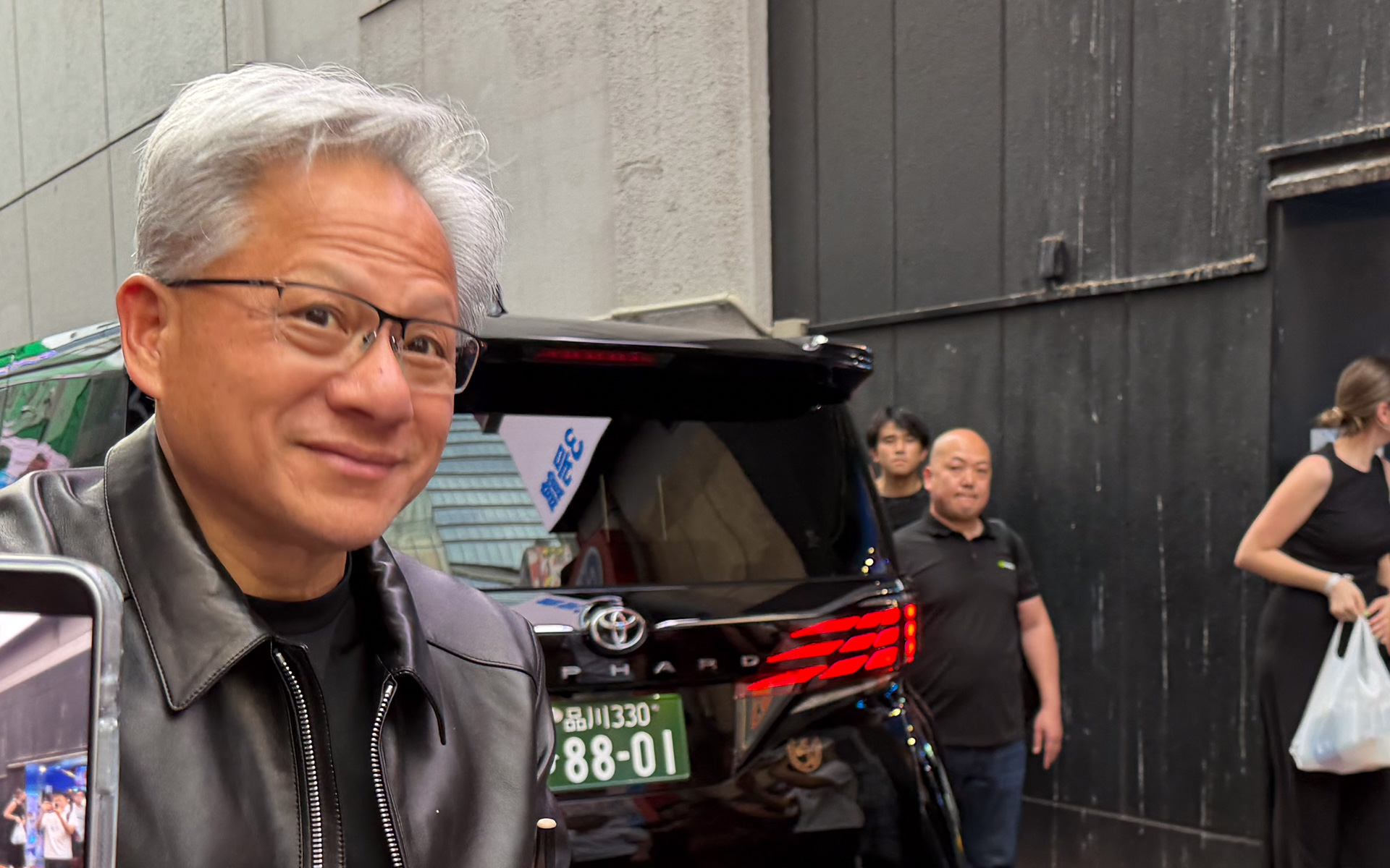 秋葉原のイベント会場に登場したAIの世界的リーダーであるNVIDIA ジェンスン・フアンCEO