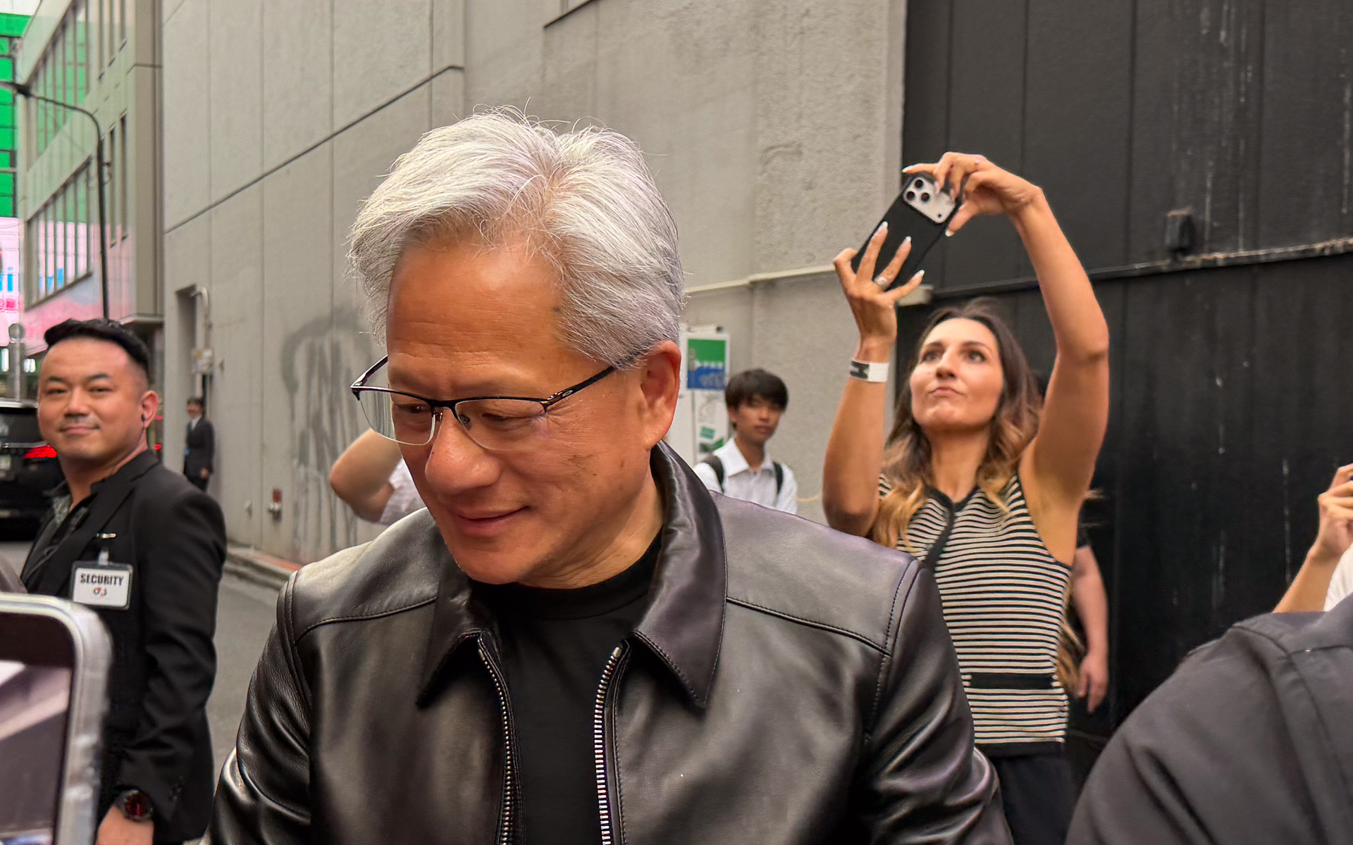 集まったファンにサインなどをするNVIDIA ジェンスン・フアンCEO