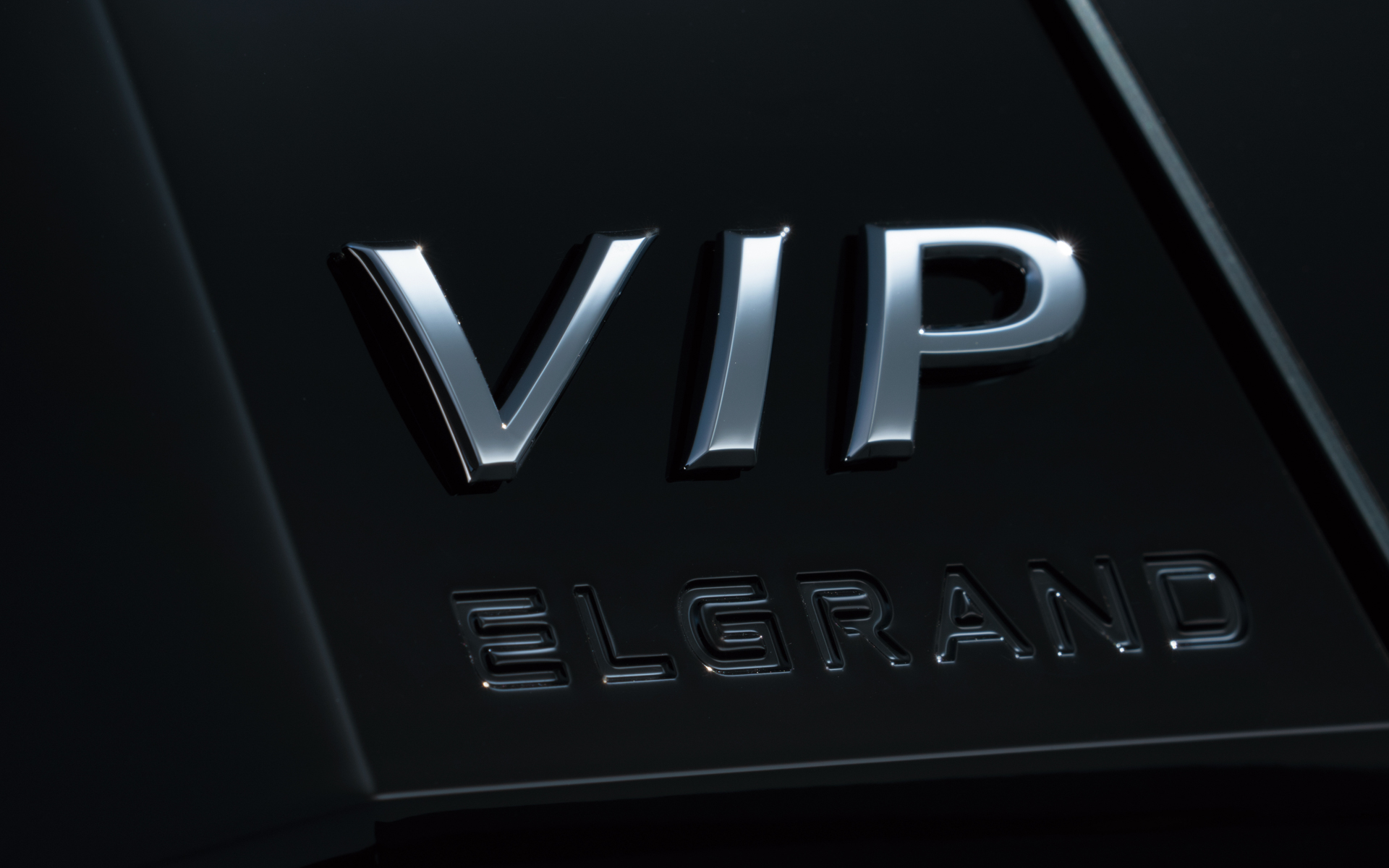 VIP専用エンブレムと地面に投影するイルミネーションを装備している