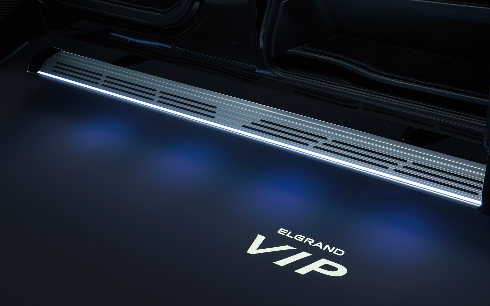 VIP専用エンブレムと地面に投影するイルミネーションを装備している