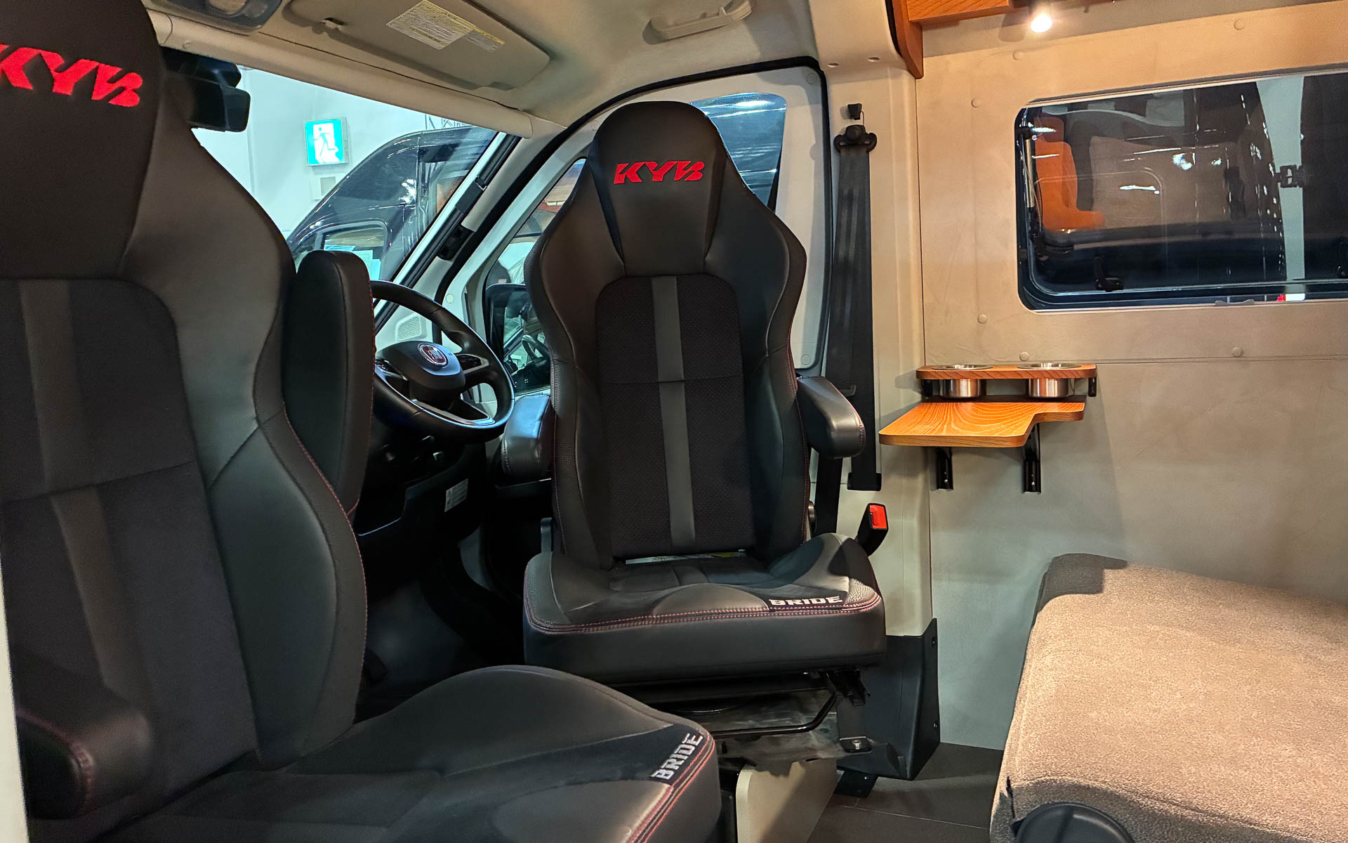 KYBのキャンピングカー「VILLATOR」の室内。フロントシートを回転してリビングルームにした状態。BRIDEシートをベースとしてVILLATOR専用の快適シートになっている