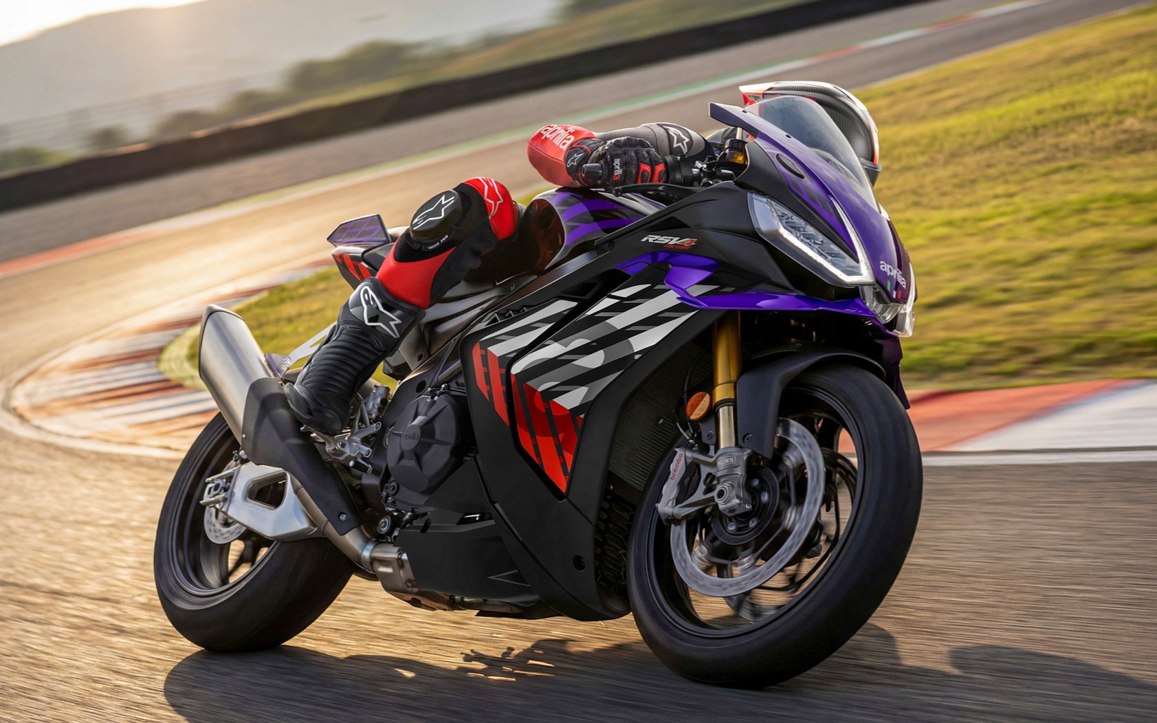 アプリリアの新型フラグシップスーパースポーツバイク「RSV4ファクトリー」が登場