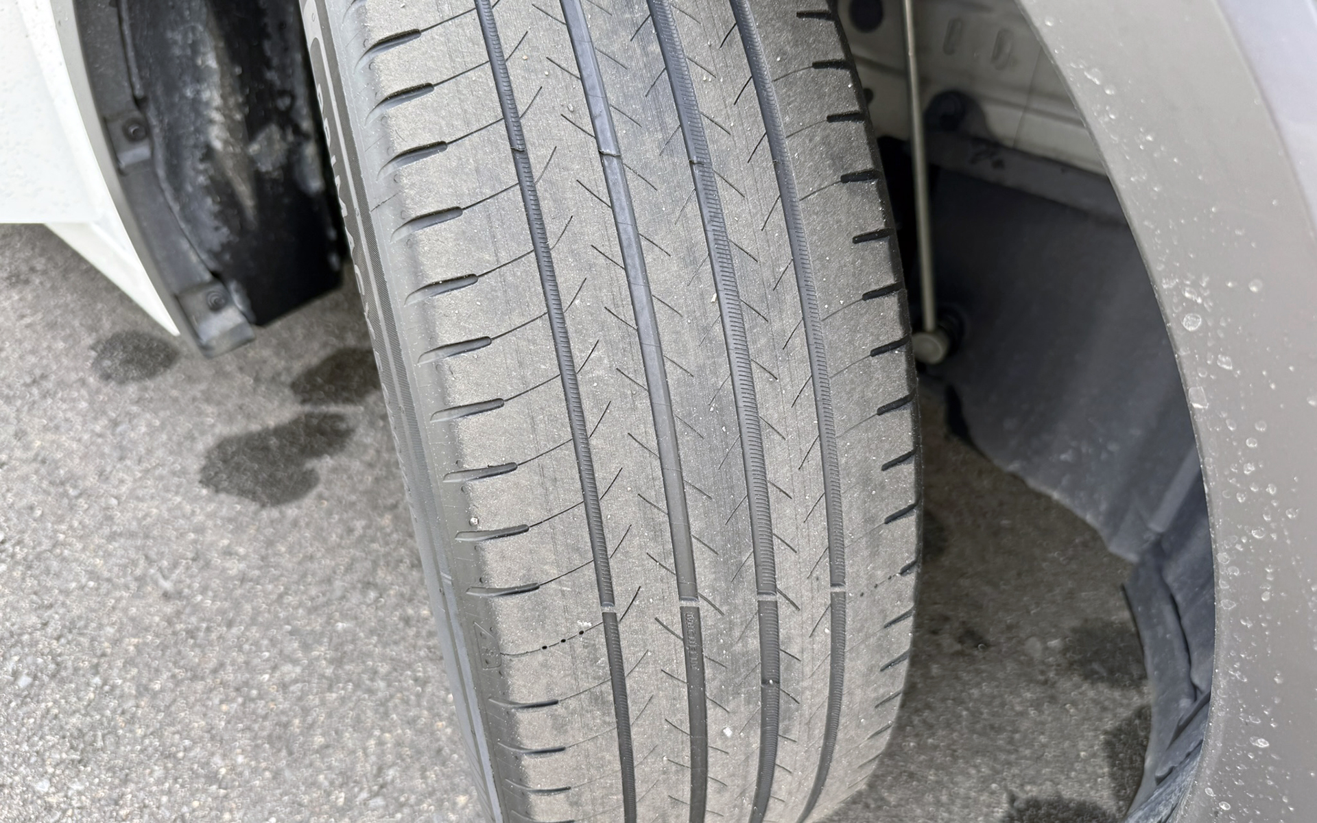 ウェットブレーキングテストは新品と残溝2mmのタイヤで実施。残溝2mmのタイヤの排水溝がしっかり残っているのが分かる