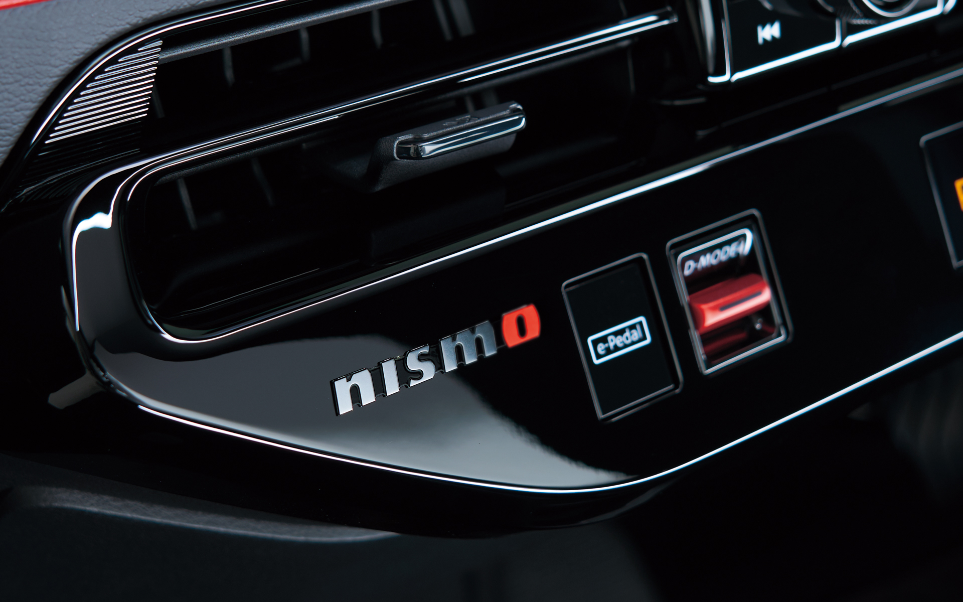 モード切替レバーは金属調レッドを採用するほか、NISMOエンブレムもあしらわれる