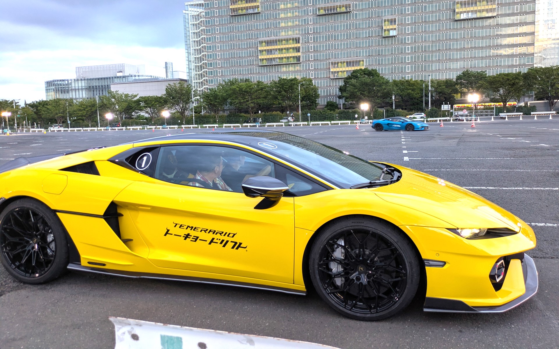東京お台場でランボルギーニ主催の「テメラリオ トーキョードリフト」が開催された