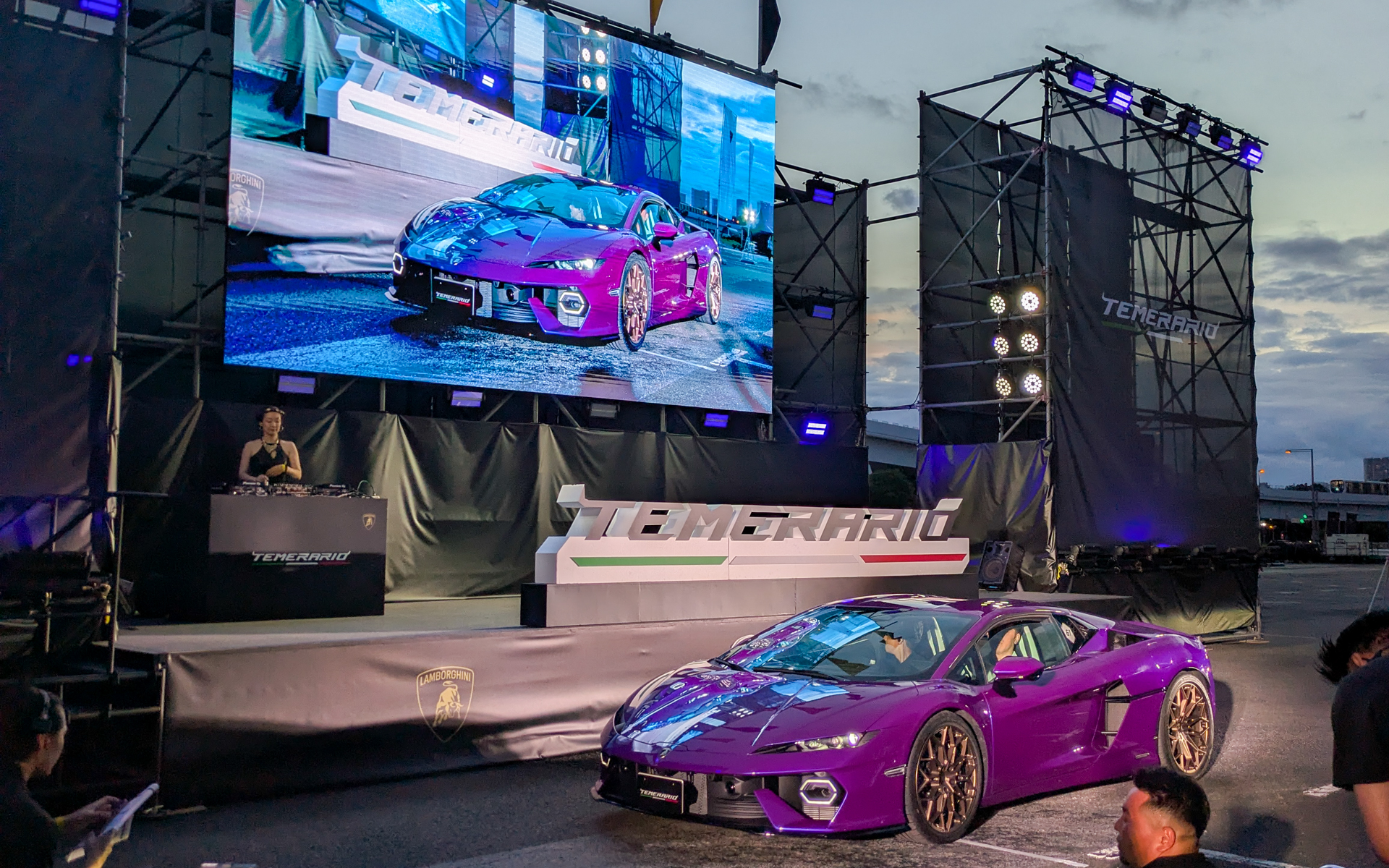 ステージ前でオーナー紹介と記念撮影をしてからジムカーナへ
