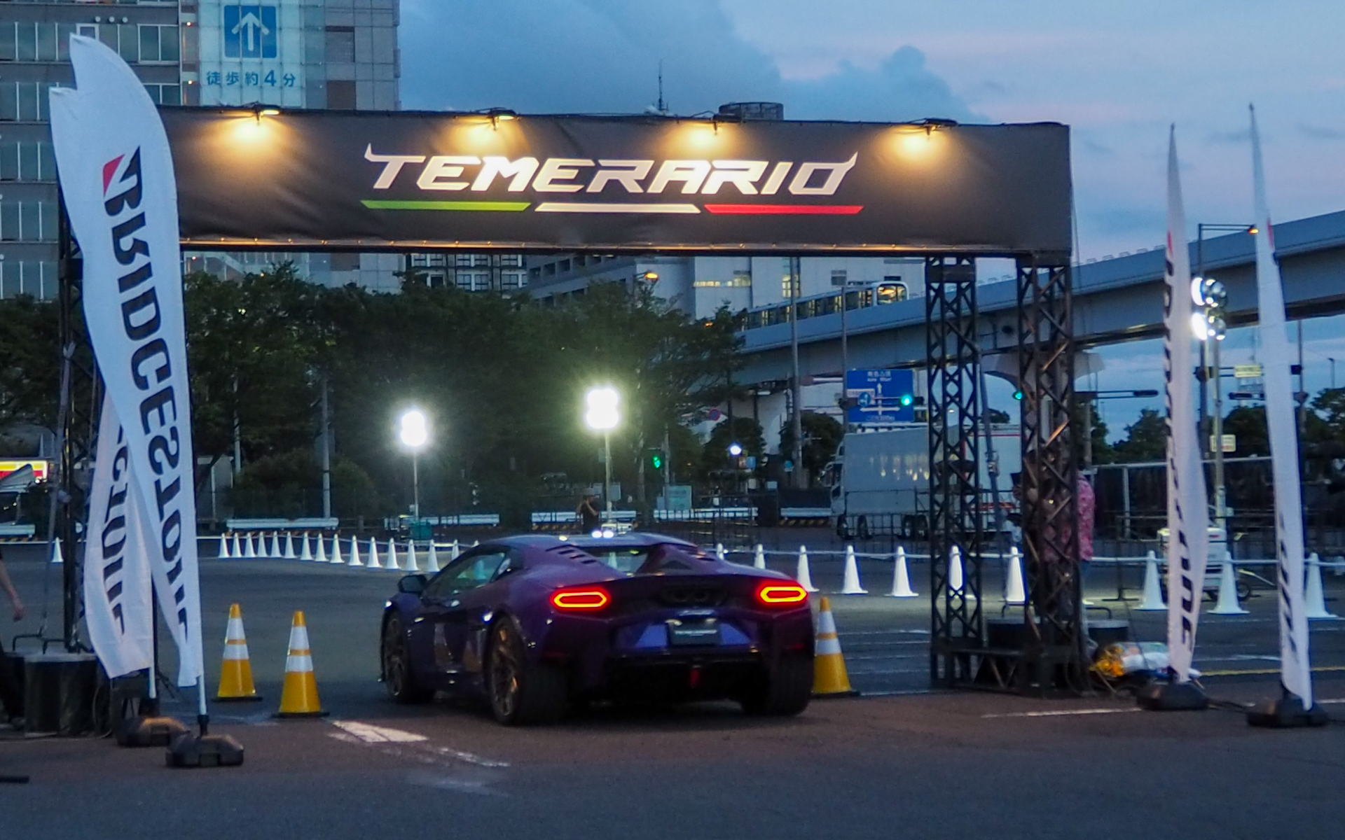 ステージ前からテメラリオゲートを通過してジムカーナコースへ