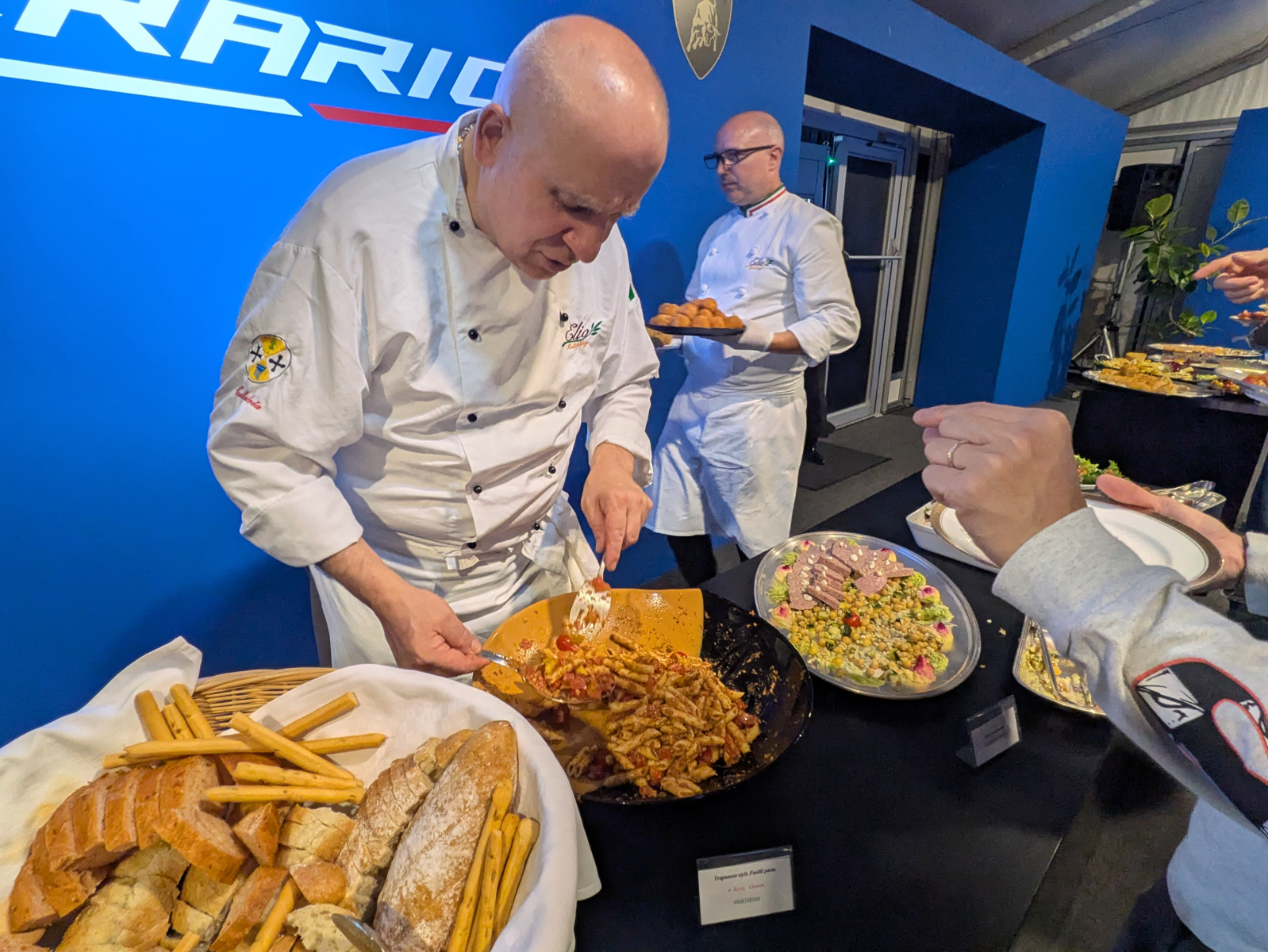 テメラリオのアンベールのあとは、料理や飲み物がふるまわれた