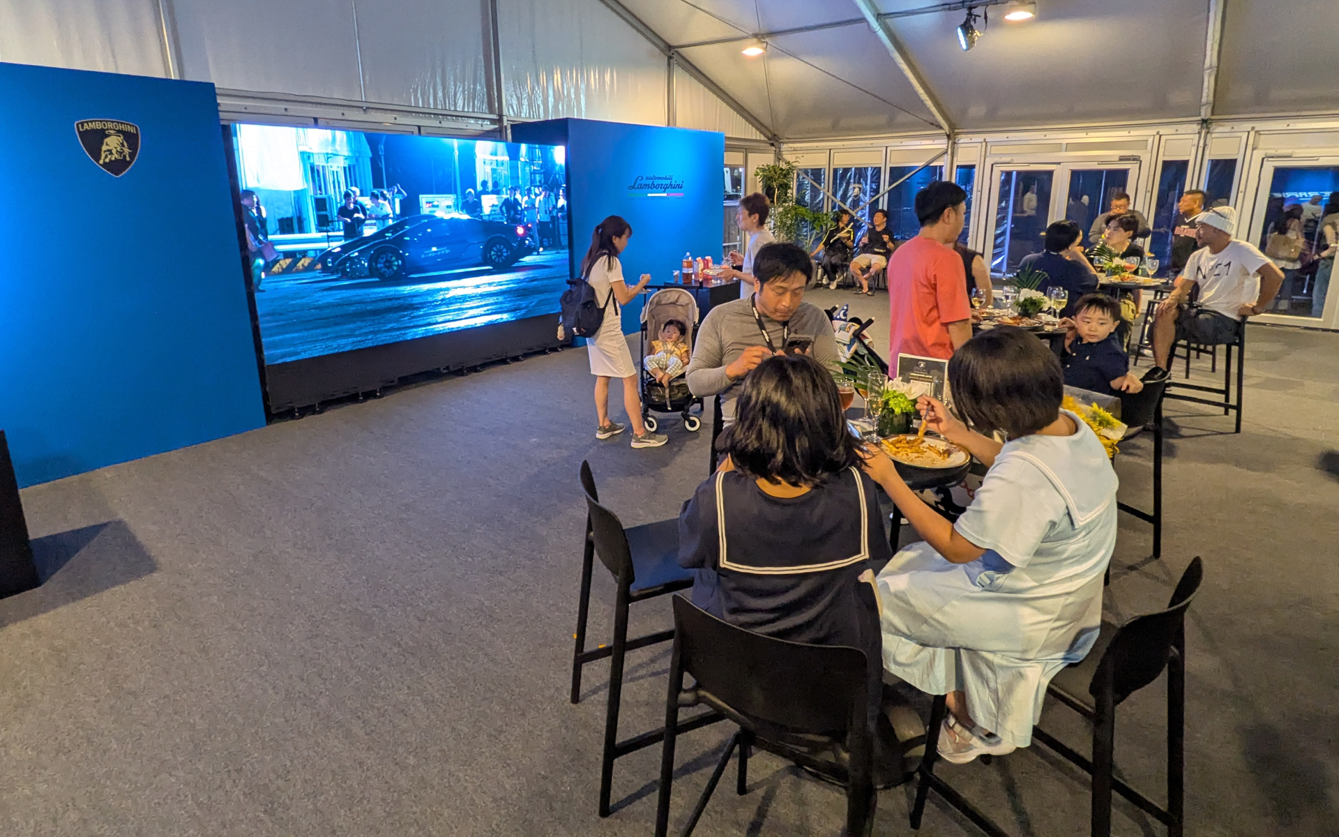 大型モニターのある部屋で映像を楽しみながら飲食を楽しんでいた