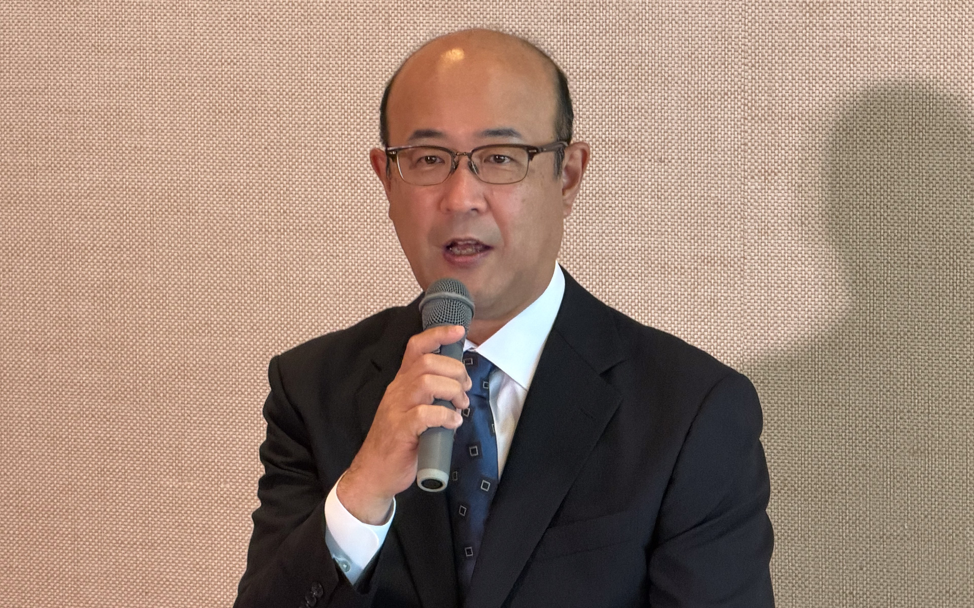 近健太新社長は、第122回定時株主総会で取締役に選任後初の就任インタビューを聖光寺で行なった