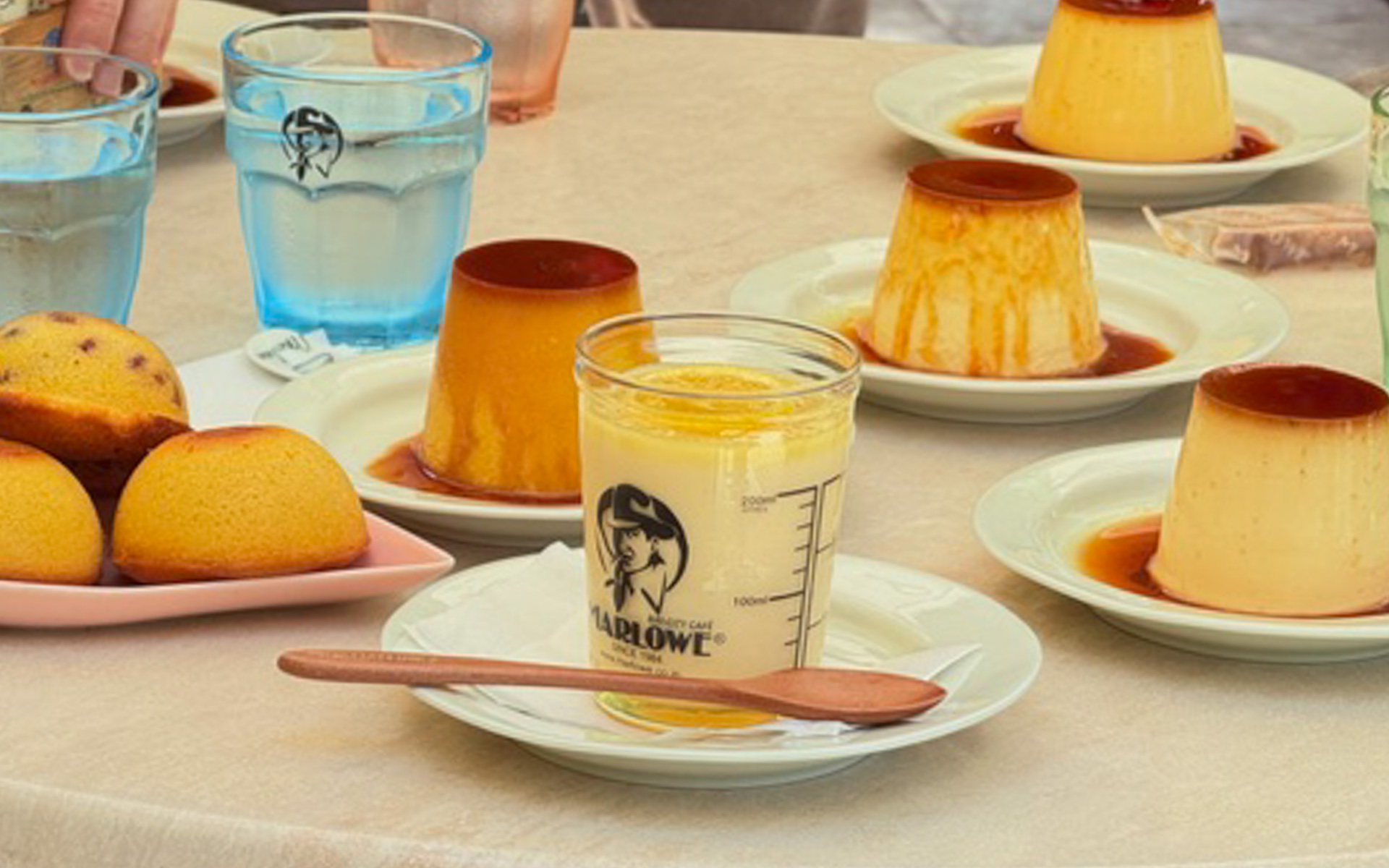 大人数で行ったら、こんな感じでいろんな味のプリンパーティになりました（笑）。スイーツだけでなくカレーなども美味しかったです。ビーカーはお持ち帰りOKですよ