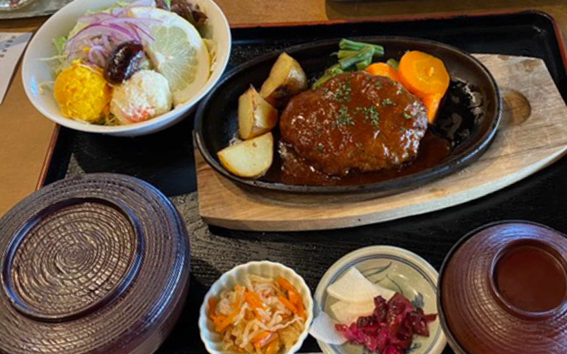 国道141号線沿い、野辺山にある「焼肉・ステーキレストラン141」の「黒毛和牛100％ハンバーグステーキランチ」。目の前ではA5ランクのカルビを昼間っから焼いてました（笑）