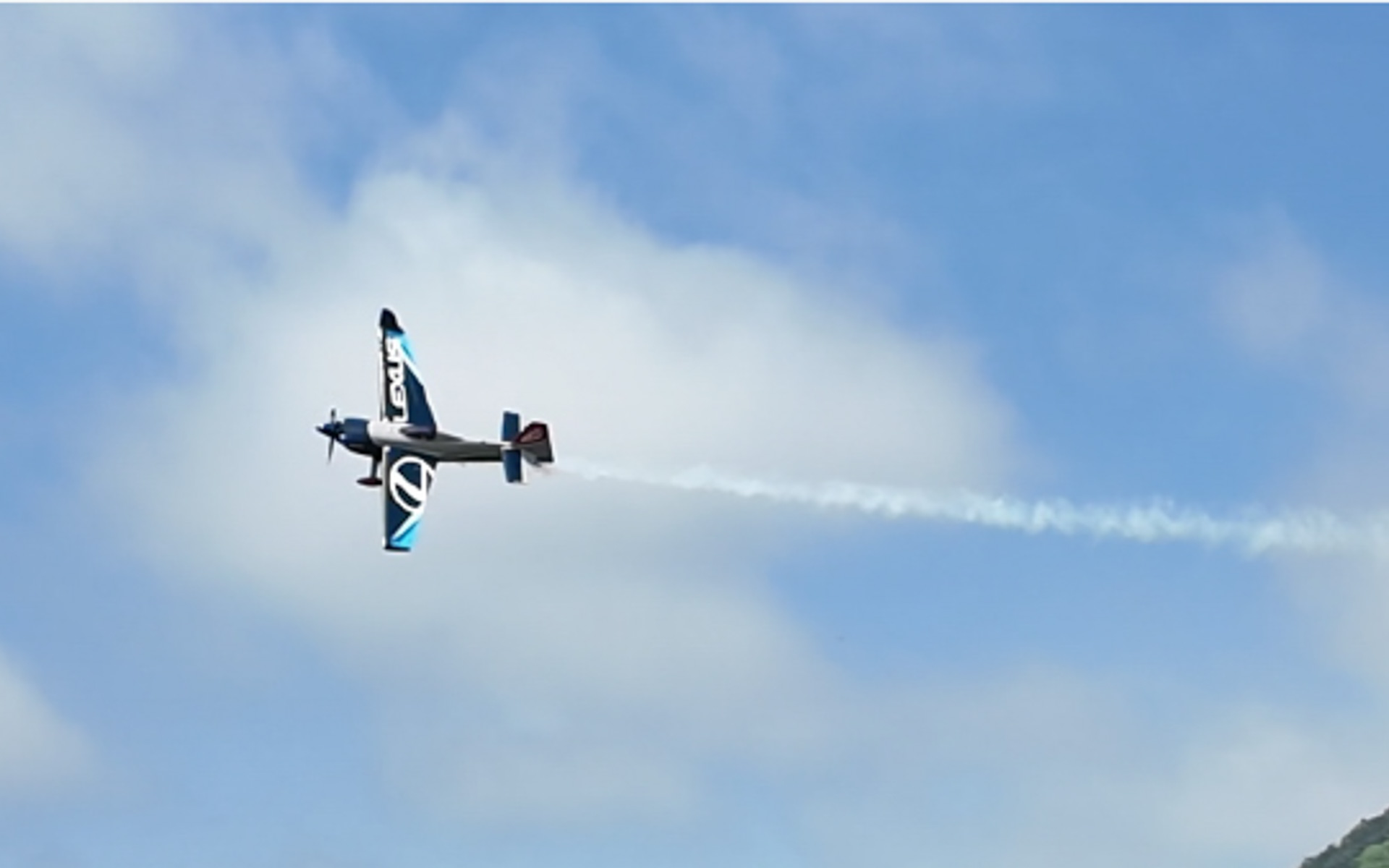 AIR RACE X 2026シリーズ第2戦を飛行する室屋選手の機体