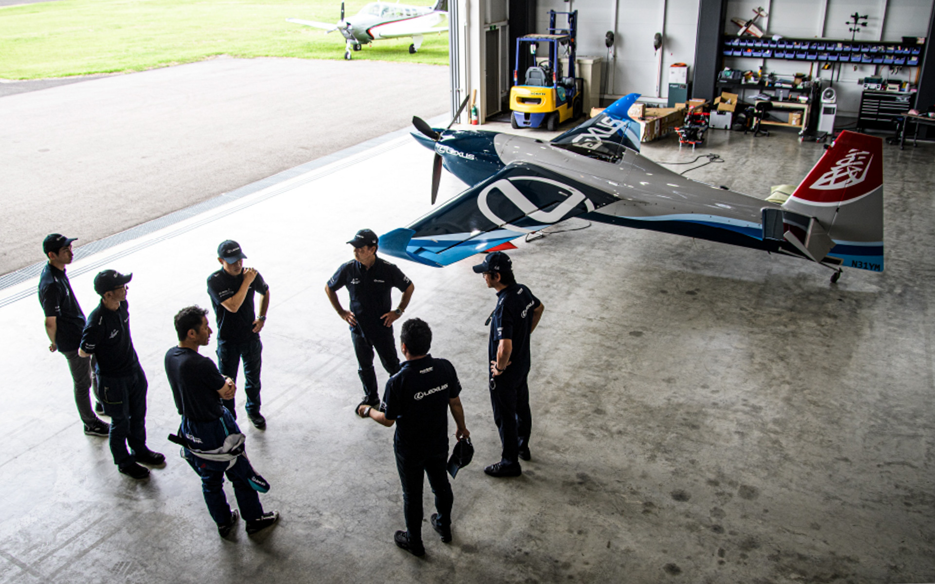 優勝した室屋選手と所属するLEXUS PATHFINDER AIR RACING