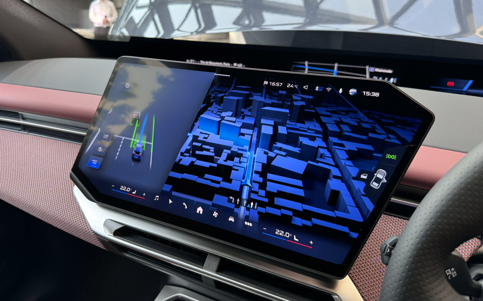 フロントウィンドウ下部の端から端まで約110cmにわたって設けられた43.3インチの「BMWパノラミック・ビジョン」と、17.9インチの「フリーカット・デザイン・コントロール・ディスプレイ」で構成される「BMWパノラミックiDrive」を初採用
