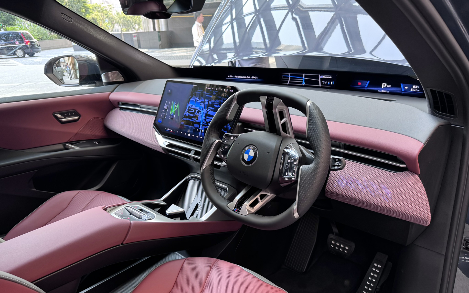 フロントウィンドウ下部の端から端まで約110cmにわたって設けられた43.3インチの「BMWパノラミック・ビジョン」と、17.9インチの「フリーカット・デザイン・コントロール・ディスプレイ」で構成される「BMWパノラミックiDrive」を初採用