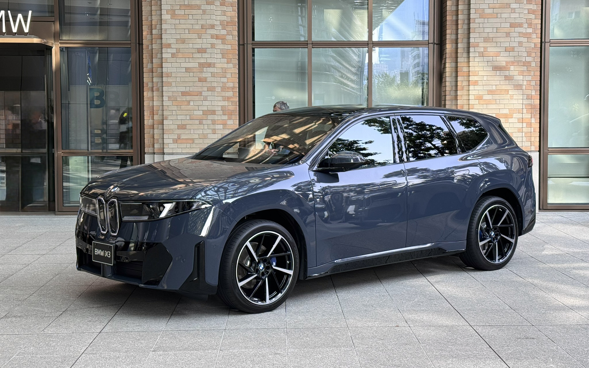 新型iX3のボディサイズは4780×1895×1635mm（全長×全幅×全高）、ホイールベースは2895mm。車両重量は2330kg。フロントに最高出力123kW/最大トルク255Nmを発生するモーター、リアに最高出力240kW/最大トルク435Nmを発生するモーターを搭載。システムトータルで最高出力345kW、最大トルク645Nmを発生する。リチウムイオンバッテリの容量は109.1kWhで、一充電走行距離はWLTCモードで906km（M Sportは835km）を実現