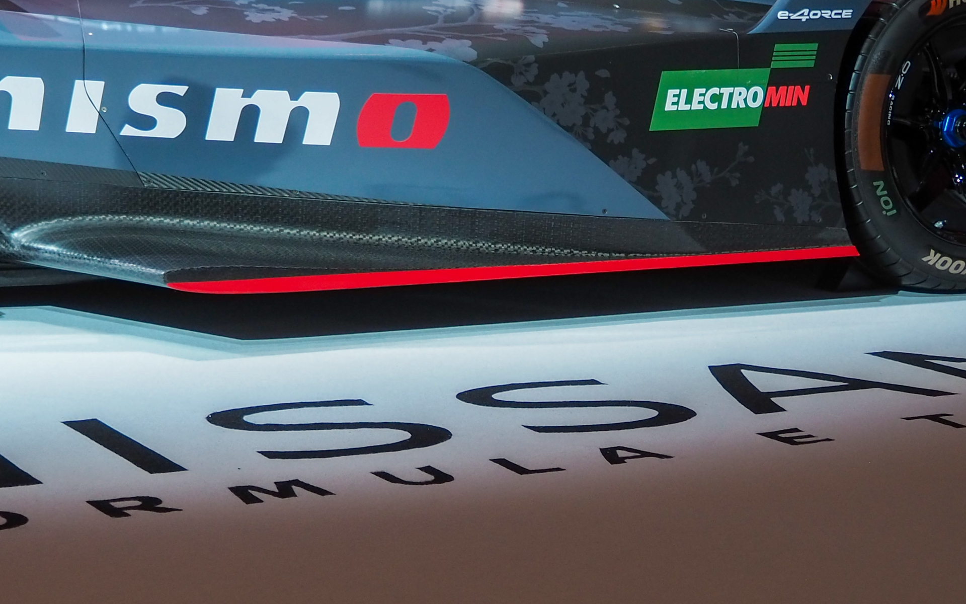 NISMOロードカーを象徴するレッドライン「アルテリアマグマ」も再現
