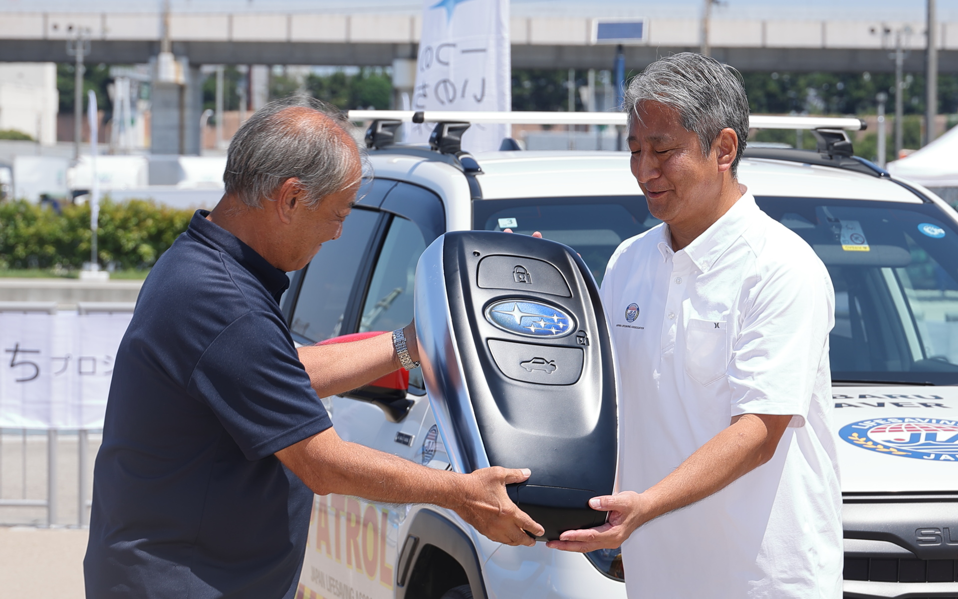 「SUBARUラーフセーバーカー」の引き渡しセレモニーではスバルから日本ライフセービング協会にマスコットキーが渡された