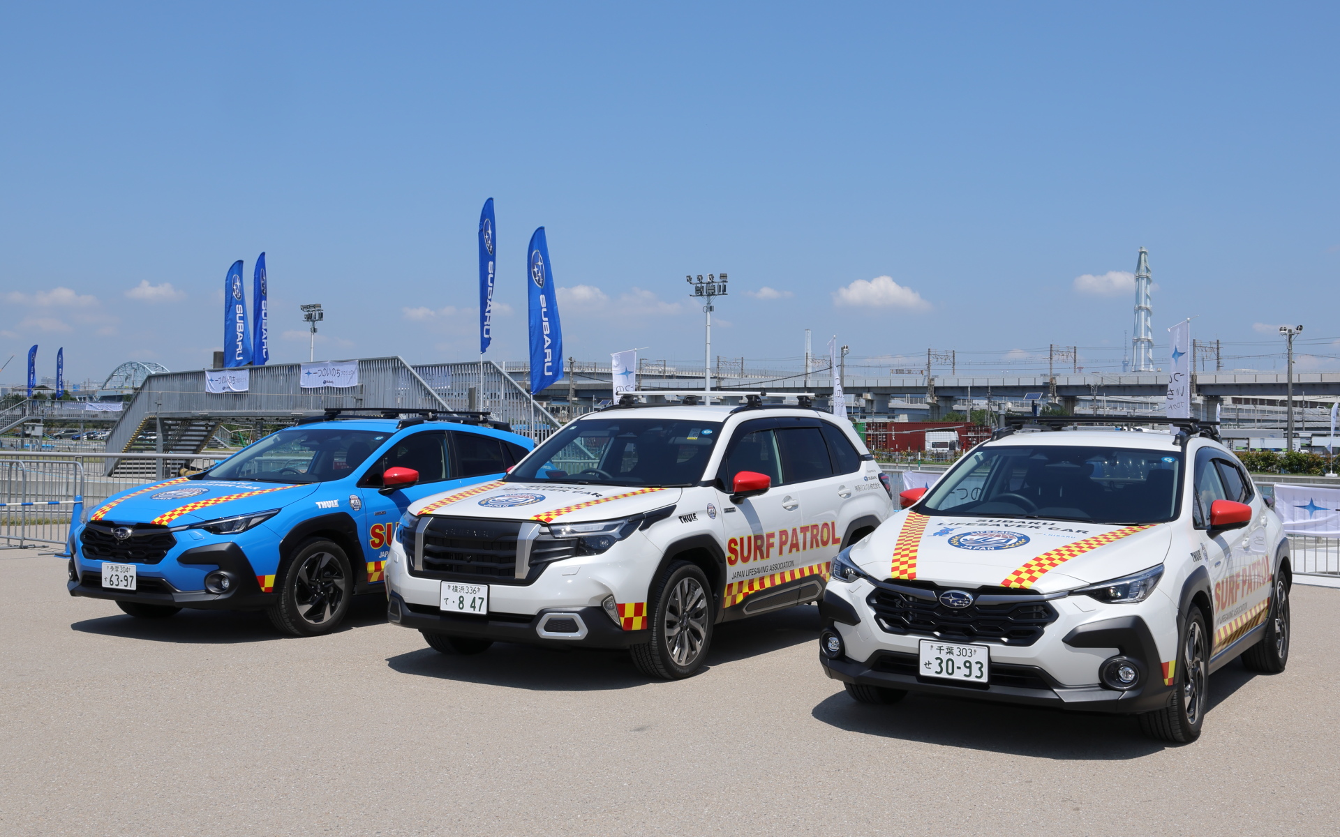 引き渡しセレモニーで展示されたSUBARUライフセーバーカーは3台
