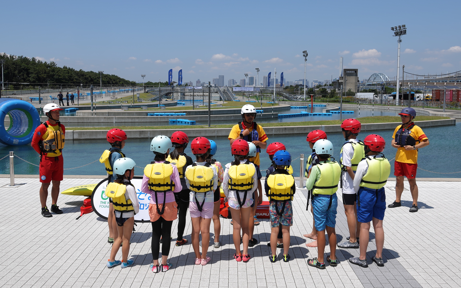 体験前に注意点などを参加するこども達に伝えるのは公益財団法人日本ライフセービング協会の副理事長 松本貴行氏