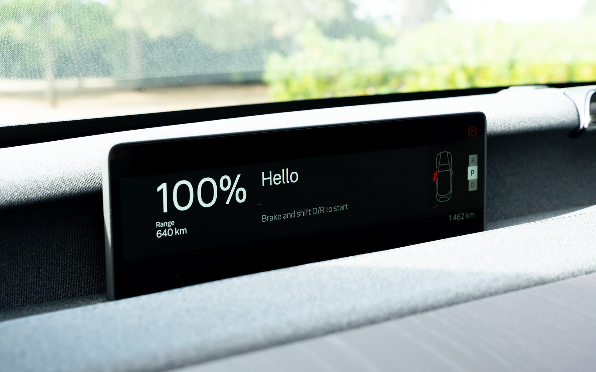 EX60はGoogleの新しいAIアシスタント「Gemini」を搭載した初のボルボ車となり、車両とGeminiが深く統合されていることから特定のコマンドを覚える必要なく、自然でパーソナライズされた会話を可能とした。また、ボルボ車史上最も応答性に優れたユーザー・エクスペリエンスを実現しており、シームレスで遅延のないインフォテインメントシステムにより、画面は素早く反応。地図は瞬時に読み込まれ、音声アシスタントは乗員の意図をより正確に理解するという