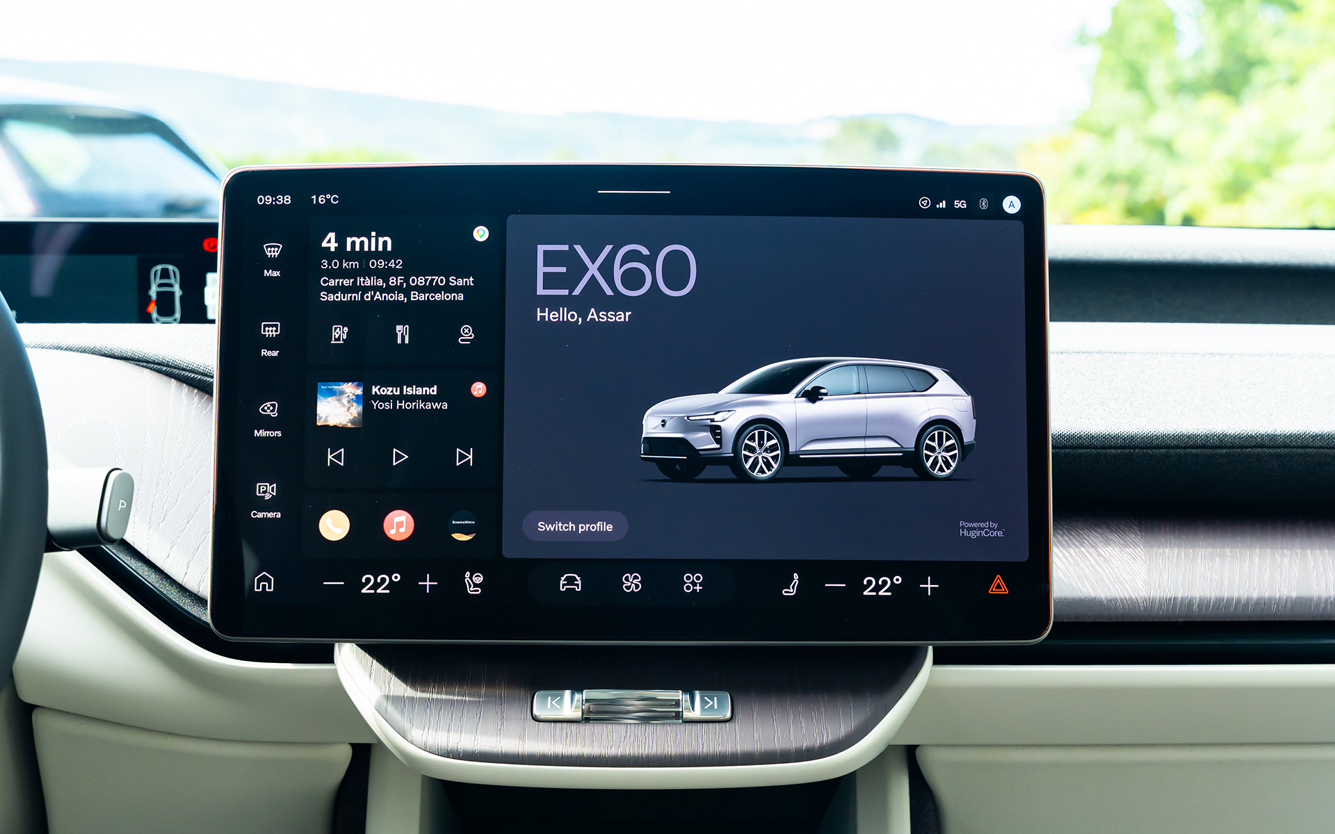 EX60はGoogleの新しいAIアシスタント「Gemini」を搭載した初のボルボ車となり、車両とGeminiが深く統合されていることから特定のコマンドを覚える必要なく、自然でパーソナライズされた会話を可能とした。また、ボルボ車史上最も応答性に優れたユーザー・エクスペリエンスを実現しており、シームレスで遅延のないインフォテインメントシステムにより、画面は素早く反応。地図は瞬時に読み込まれ、音声アシスタントは乗員の意図をより正確に理解するという