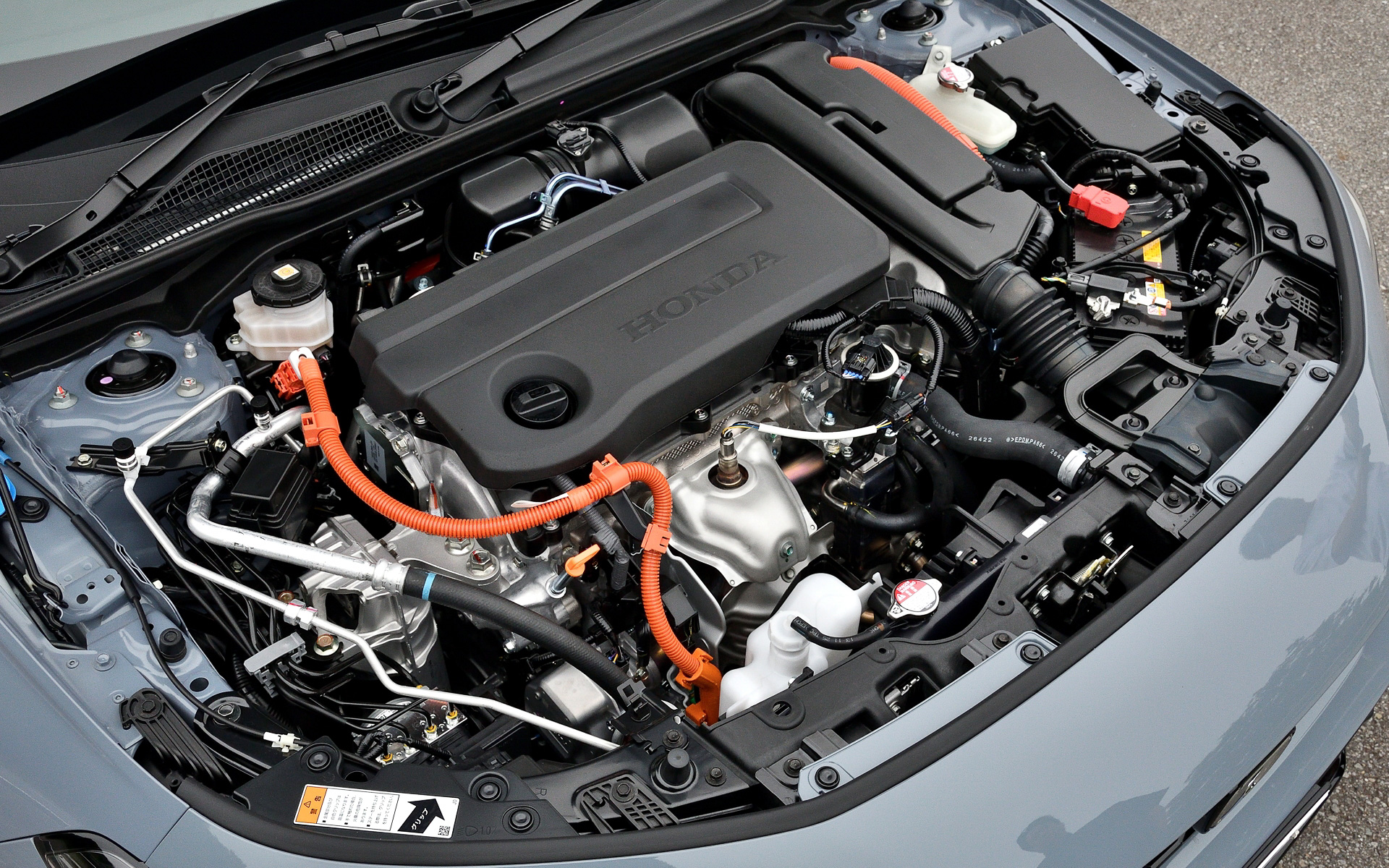 搭載する直列4気筒DOHC 2.0リッターエンジンは、最高出力104kW（141PS）/6000rpm、最大トルク182Nm（18.6kgfm）/4500rpmを発生。電気式CVTに内蔵されるモーターは最高出力135kW（184PS）/5000-6000rpm、最大トルク315Nm（32.1kgfm）/0-2000rpmとなる。WLTCモード燃費は24.0km/L