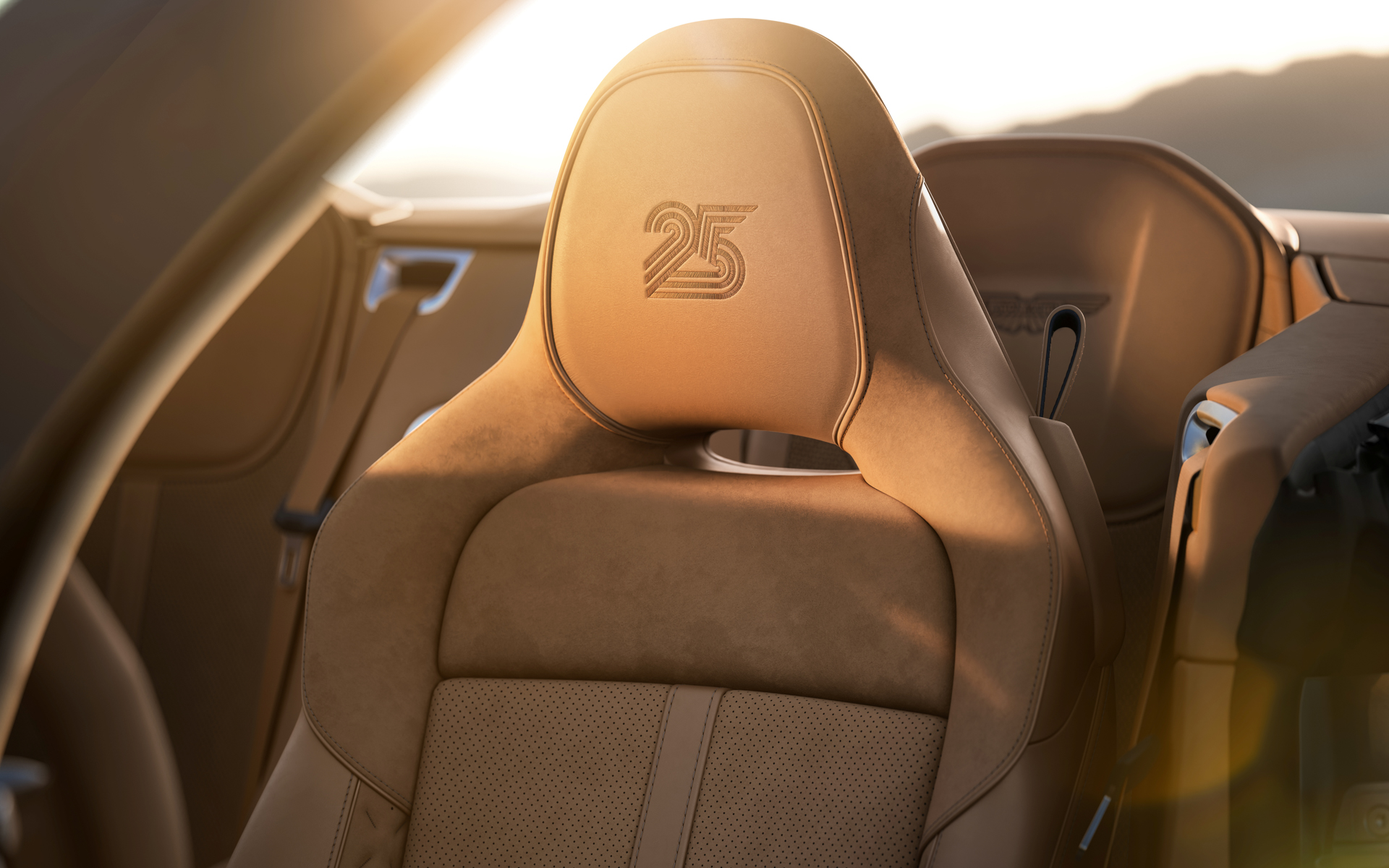 ヘッドレストには「25」があしらわれる