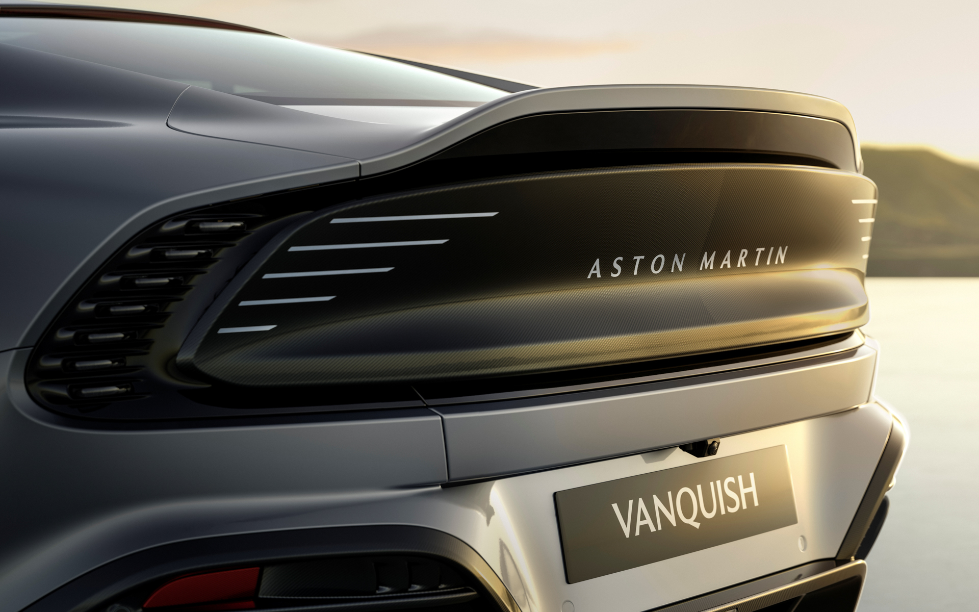 ボディカラーは限定の「Qスカイシルバー」を採用。「Vanquish 25」の限定バッヂなどもあしらわれる