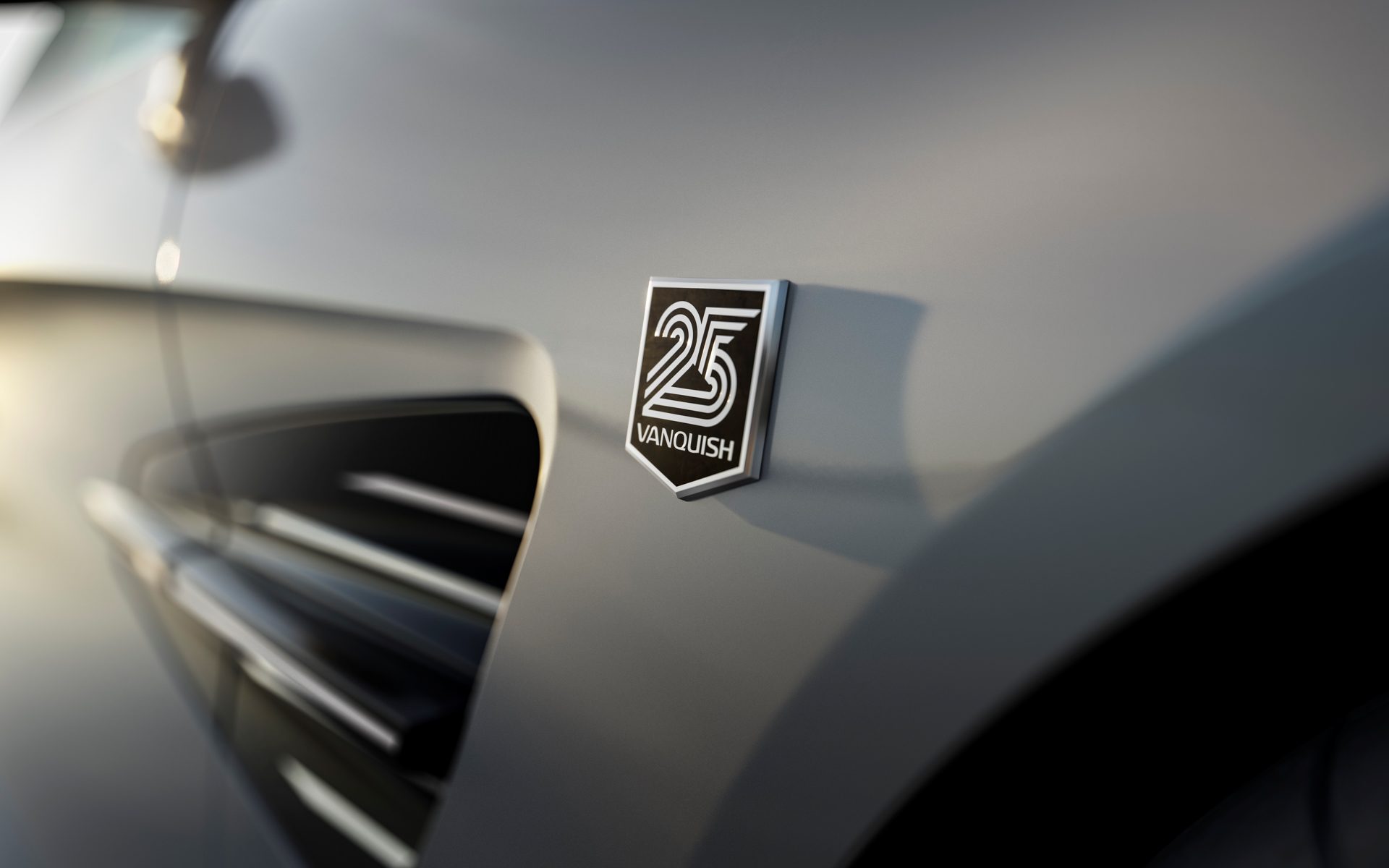 ボディカラーは限定の「Qスカイシルバー」を採用。「Vanquish 25」の限定バッヂなどもあしらわれる