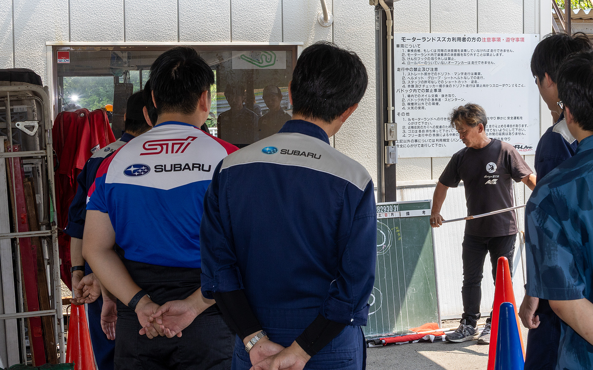 テスト走行の舞台は、三重県鈴鹿市にある「モーターランド鈴鹿」。今後の走行プログラムも、このコースで行なっていく。初めて走行するメンバーが多いため、朝はサーキット主催のドライバーズミーティングから始まった
