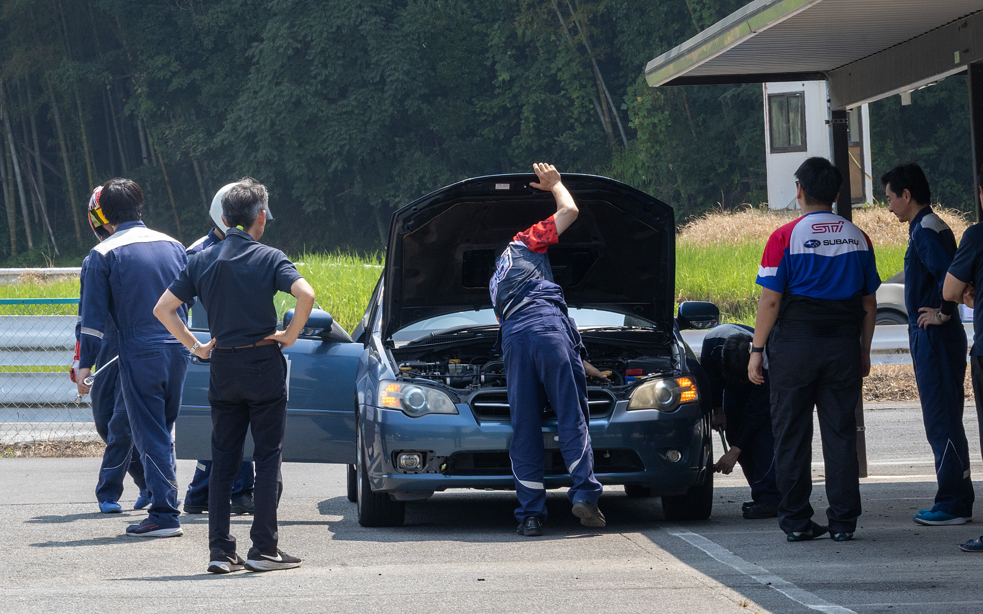 ドライバー交代の際には、同時に車両チェックも行なわれていた。走行開始直後は萱原氏が指示を出していたが、しばらくすると若手メカニックたちは、指示が出る前に自主的に動くようになった。短時間ではっきりとした変化が見られたことから、今後プロジェクトが進むにつれて、参加者のレベルが高まっていくことは大いに期待できる