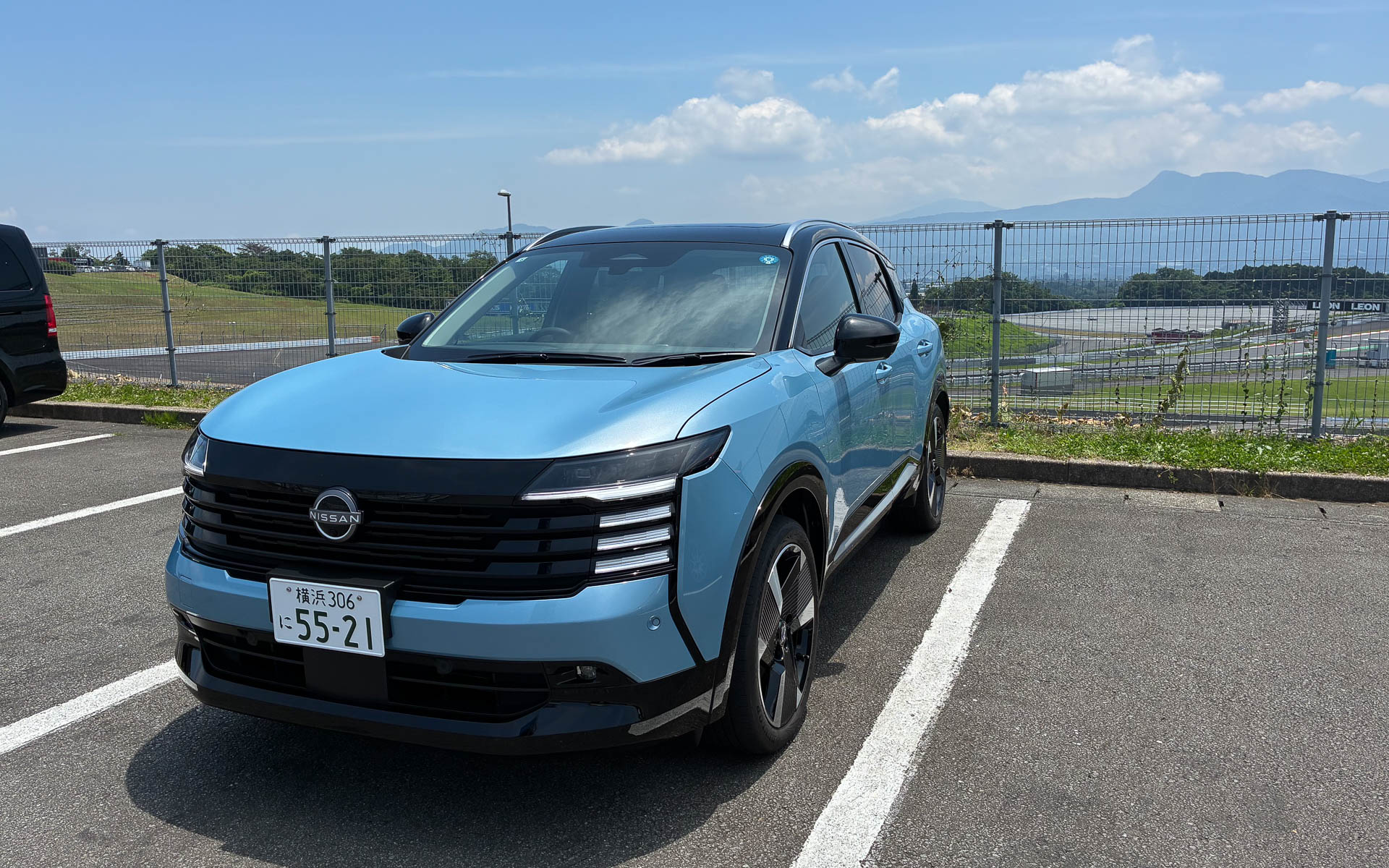 日産・キックス Gグレード。このグレードは19インチタイヤを装着する。鮮烈なレゾナンスブルーが印象的