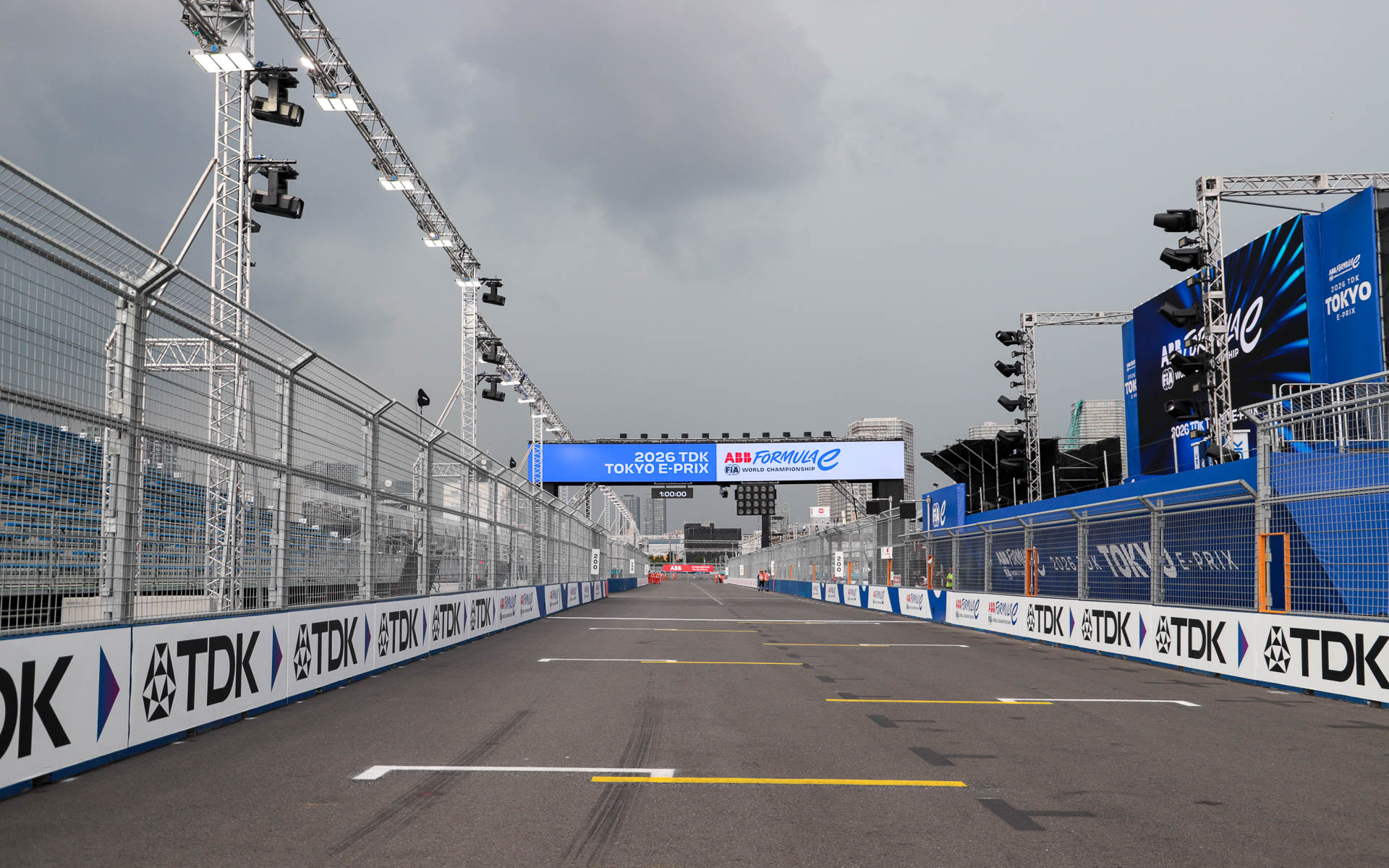 2026年の東京 E-Prixは7月25日と26日の各日にレースが行なわれるダブルヘッダー。しかもナイトレース！　まだ購入できる観戦チケットもあるようなので、真夏の夜に、東京の市街地で繰り広げられる熱いバトルをぜひ観戦してみてはいかがだろうか