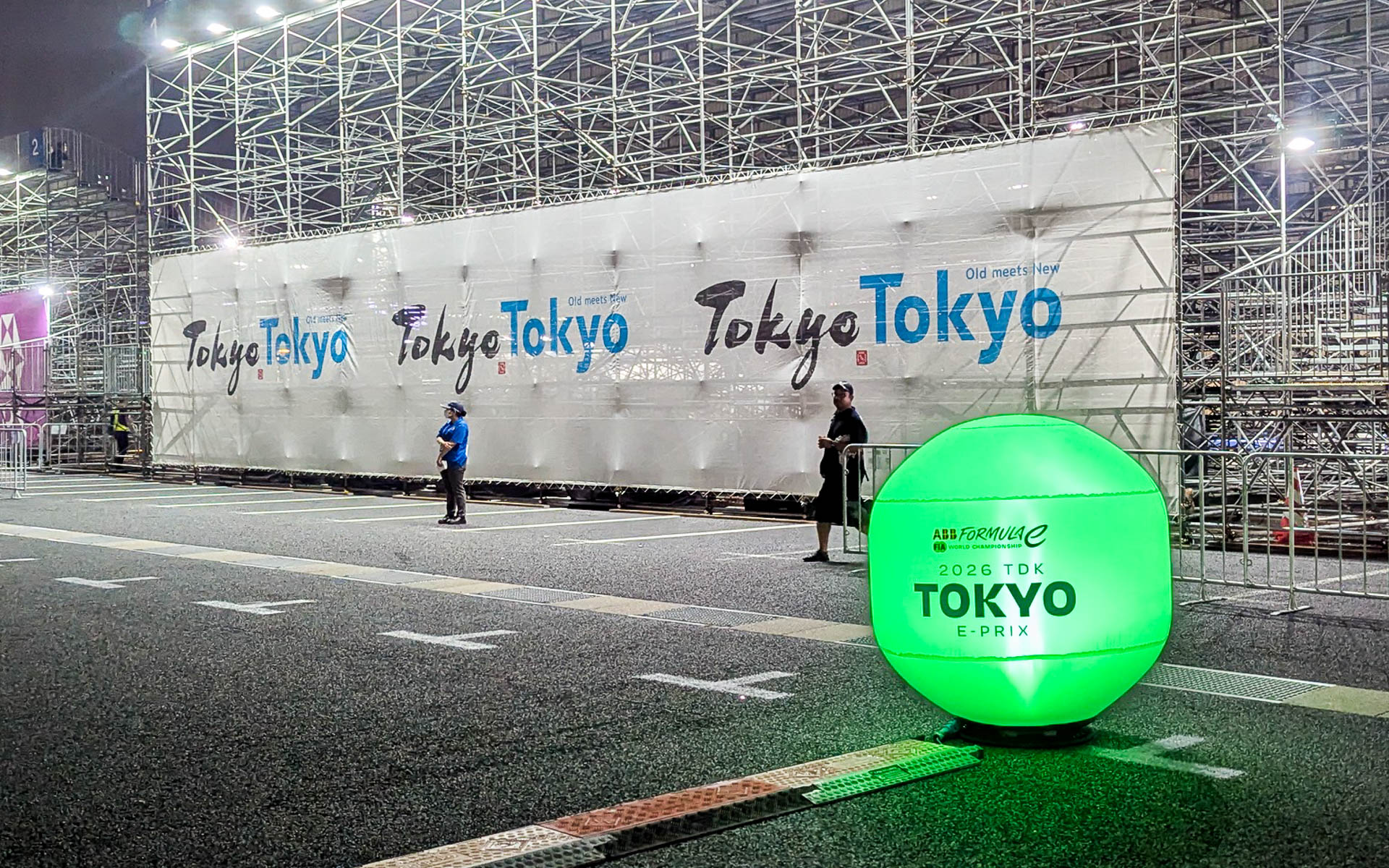 2026年の東京 E-Prixは7月25日と26日の各日にレースが行なわれるダブルヘッダー。しかもナイトレース！　まだ購入できる観戦チケットもあるようなので、真夏の夜に、東京の市街地で繰り広げられる熱いバトルをぜひ観戦してみてはいかがだろうか