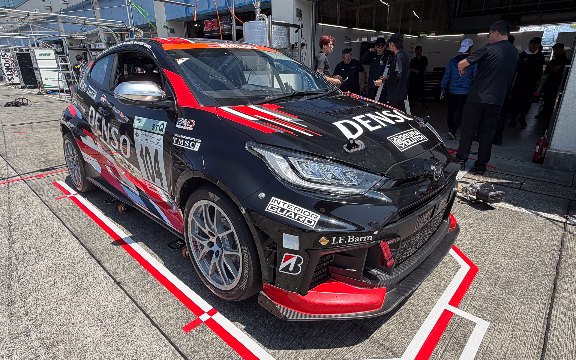32号車のGRヤリスとは異なるセッティングが施されている104号車。今回は、柔らかくしなやかなサスペンションと、新制御「曲がれるABS」が開発テーマ