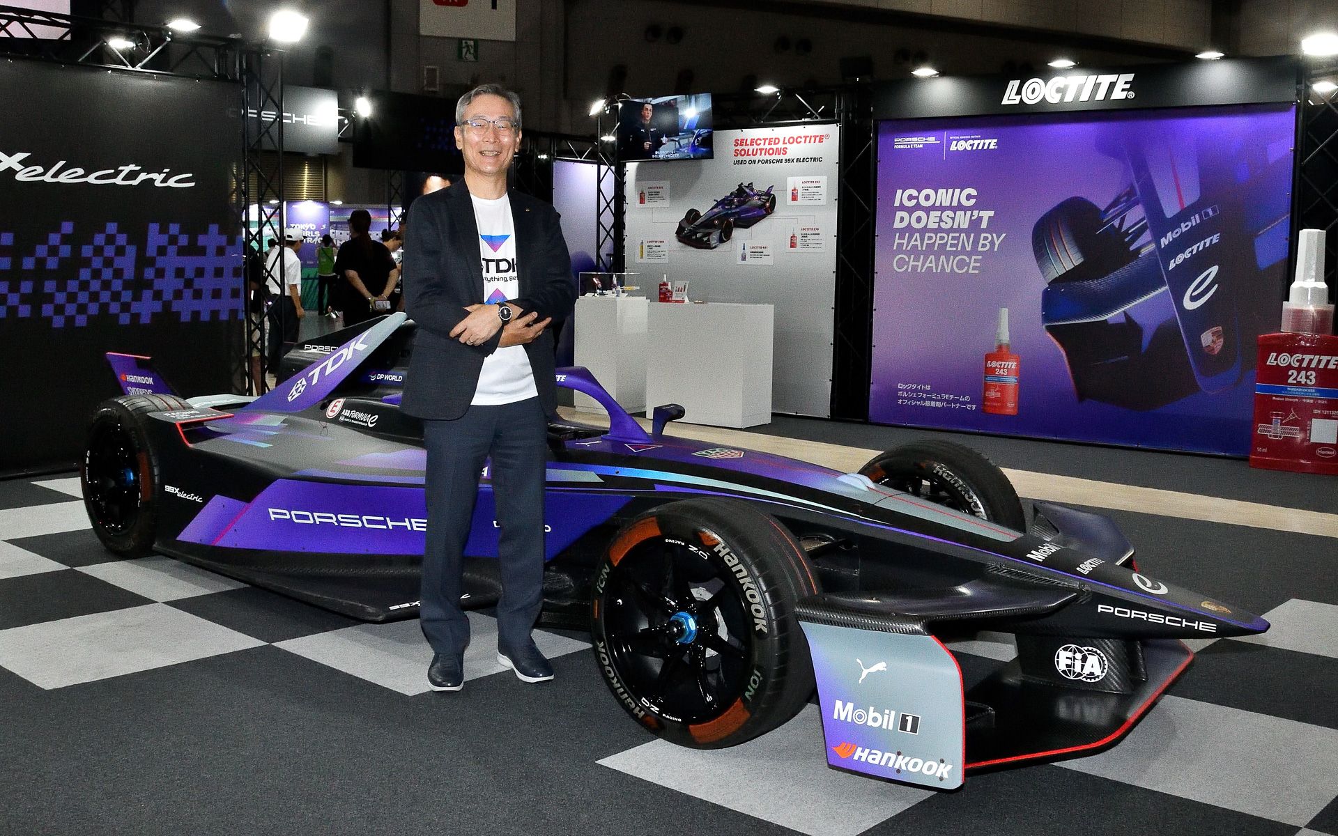 ポルシェ フォーミュラEチームの「ポルシェ 99X エレクトリック」とTDK株式会社 代表取締役 社長執行役員 CEO 齋藤昇氏