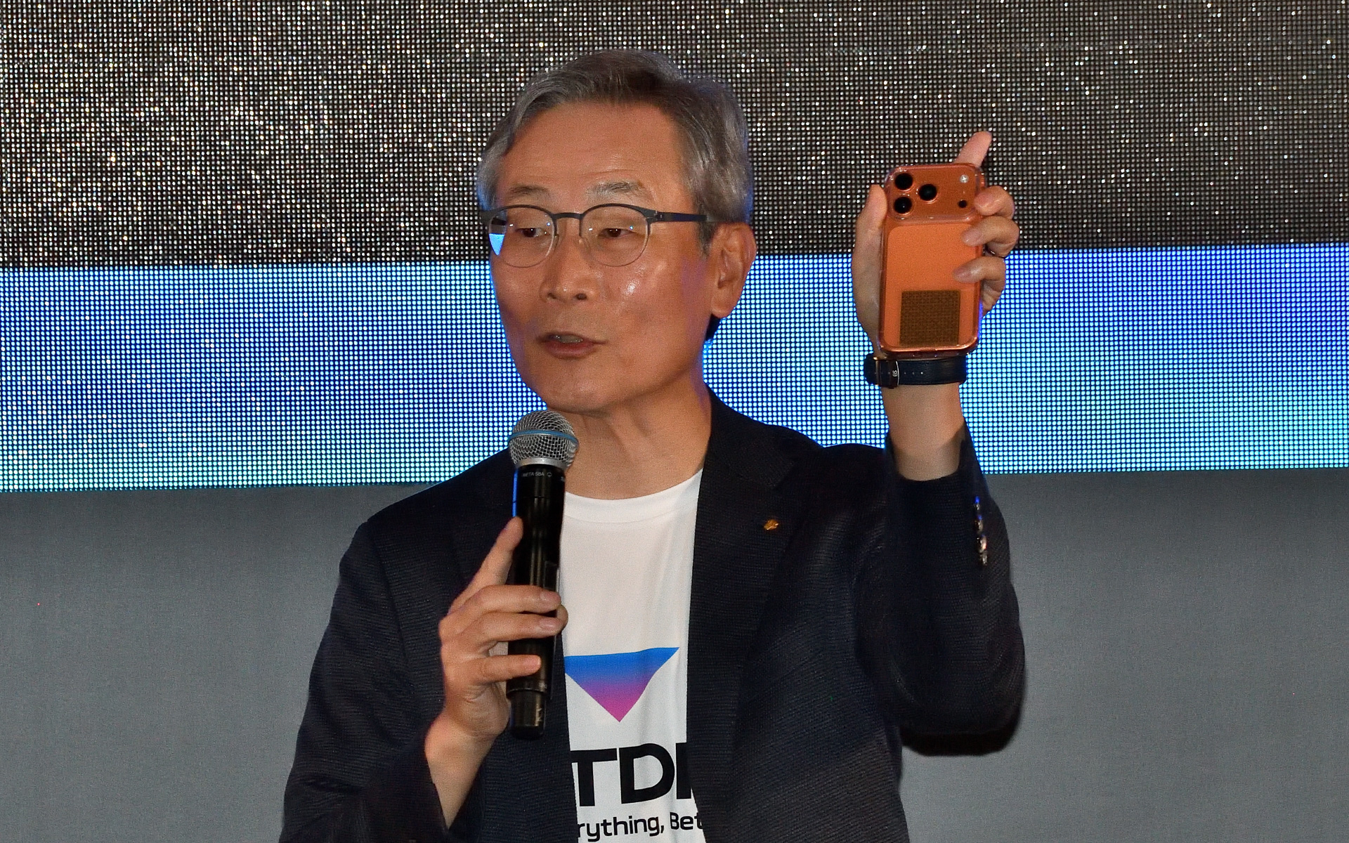 誰もが身近に使うスマホにもTDK製品が入っていると齋藤社長はアピール