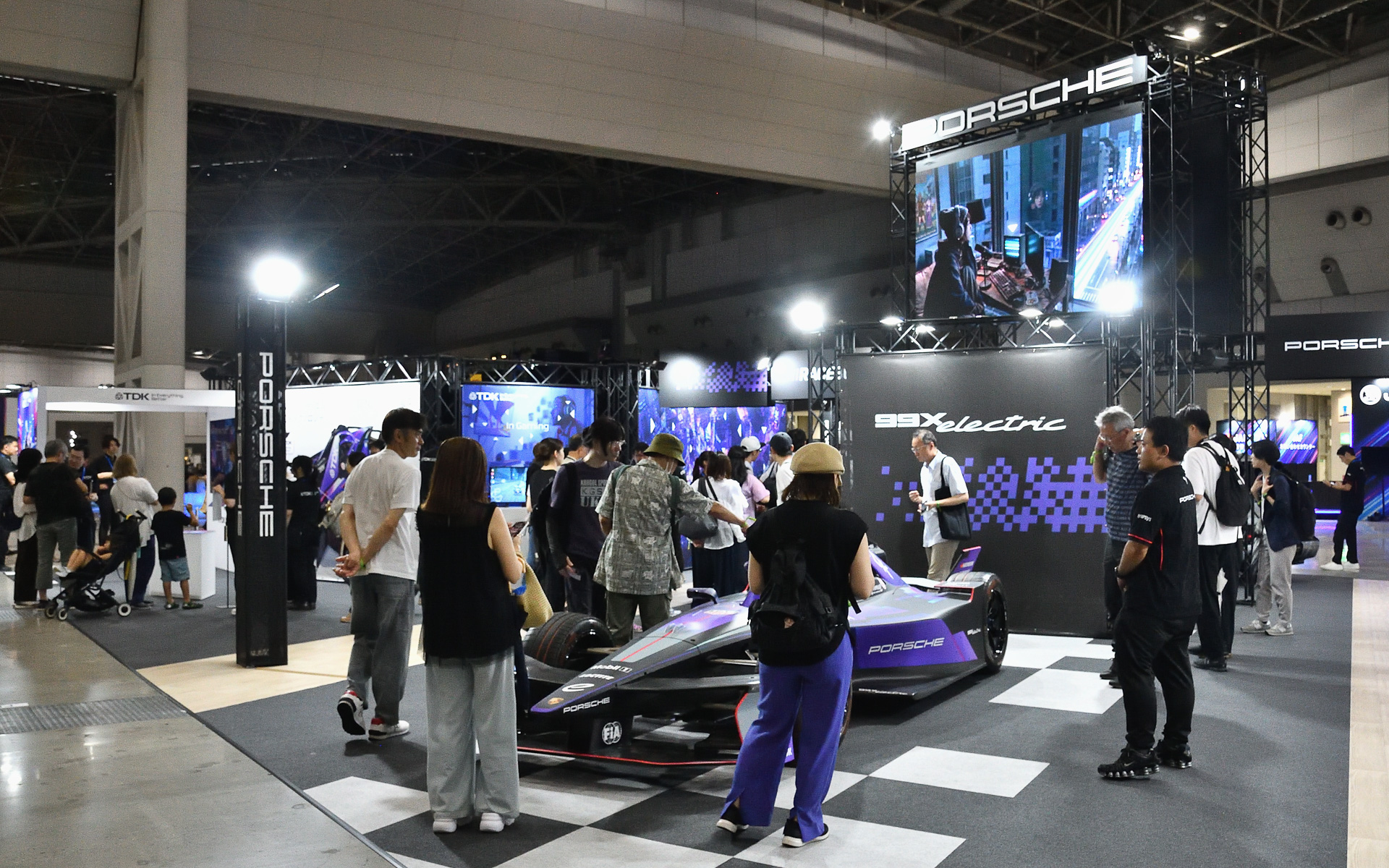 東1～3ホールの「ファンビレッジ」にあった「ポルシェ×TDK×ヘンケル」ブース