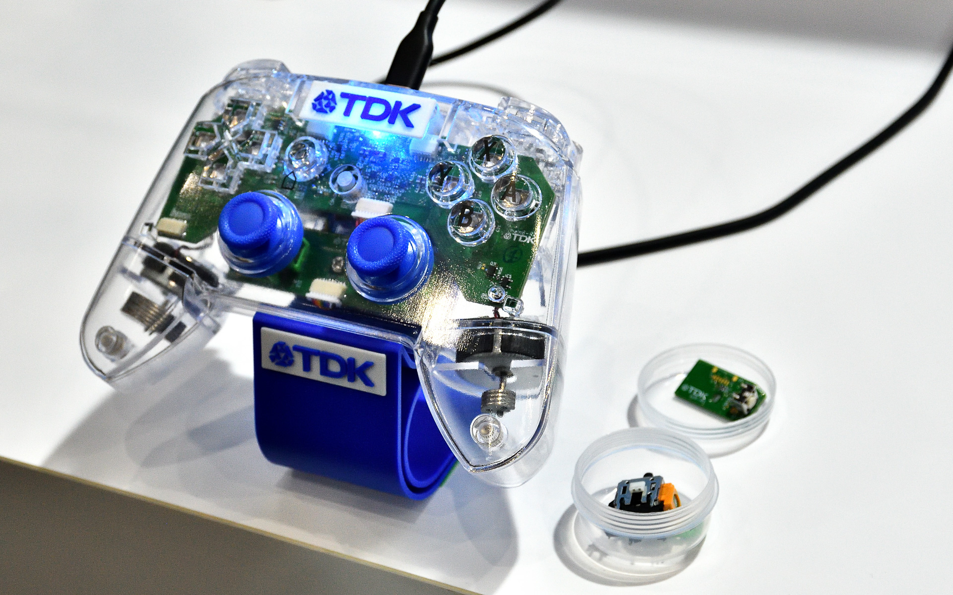 ゲーム用コントローラーでは、車載EPS用モーターで使われているTMRセンサーを応用した「TMR角度センサー」が3Dスティックやアナログトリガーのセンサーとして利用されている