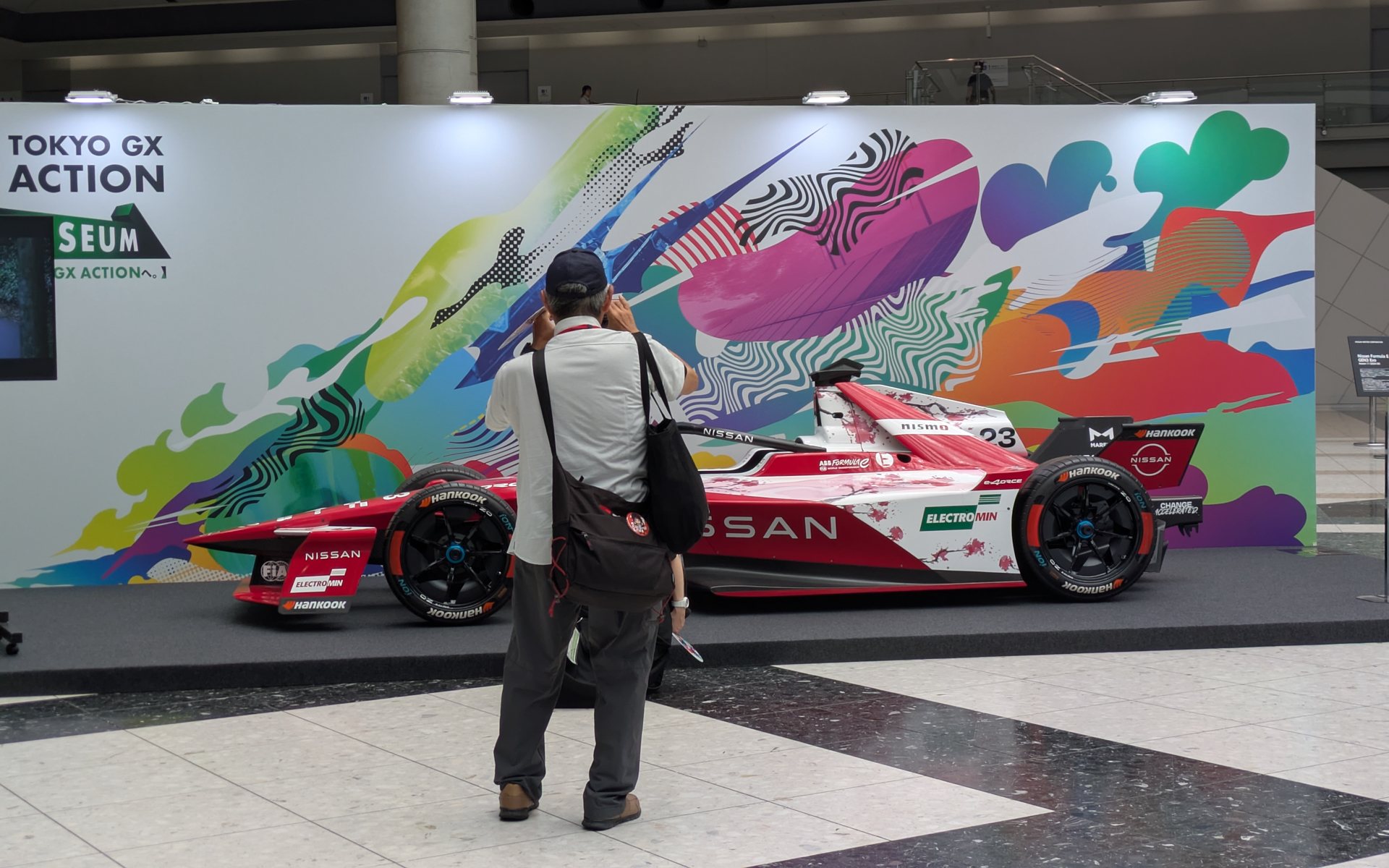 会場にはフォーミュラEマシンも展示されており、写真撮影スポットにもなっている