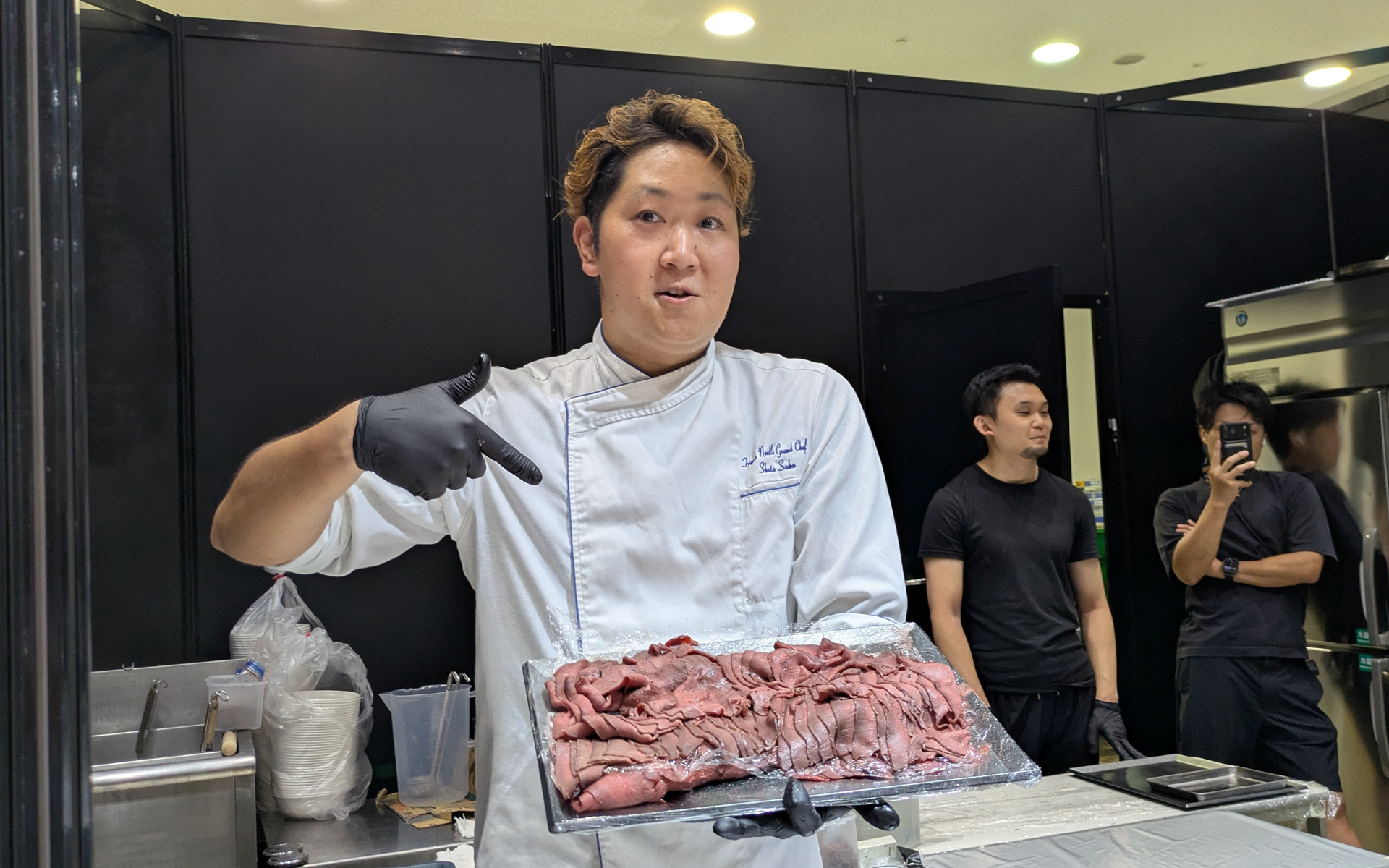 各ラーメン店では普段は使わない野菜や部位などをスープに使用するなど、さまざまな工夫を凝らした特別メニューを提供している。東京の神楽坂にある「サーモンnoodle3.0」は、全国の鹿肉を買い取り、フランス料理で学んだ調理法を駆使して一括で鹿肉チャーシューを製作。スープはサーモンの骨まで使用して出汁を取るなど、無駄を減らした料理作りに挑戦。また、各店舗が提供する器は薄いラップのような加工がされていて、剥がすことで器を再利用できるもの。また、非食用米などの国産バイオマスプラスチック「ライスレジン」で作ったれんげを使用している