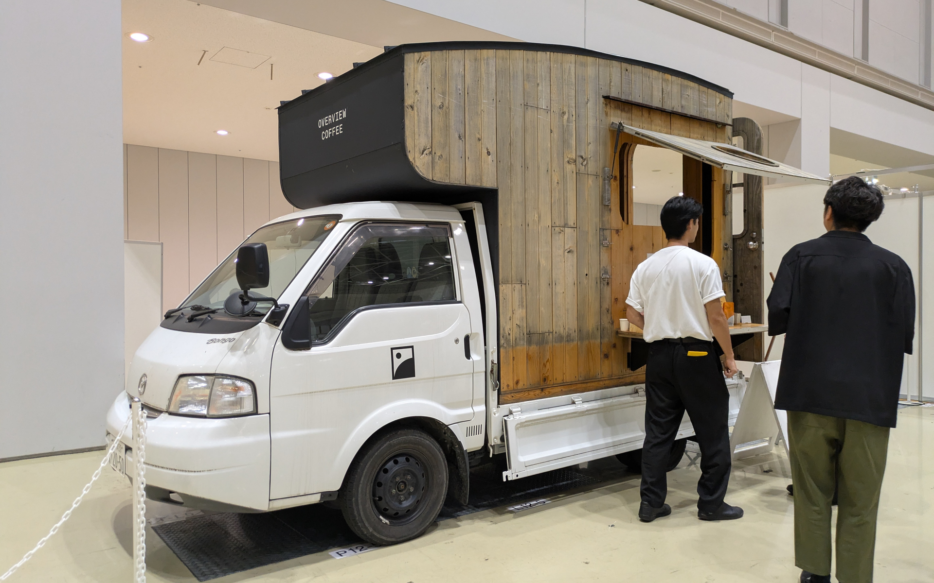 スノーボーダーが始めたというオーバービューコーヒー。畑を耕したりせず植物を共生させ、土壌の健康面を考えたリジェネラティブ・オーガニック農法を支援している