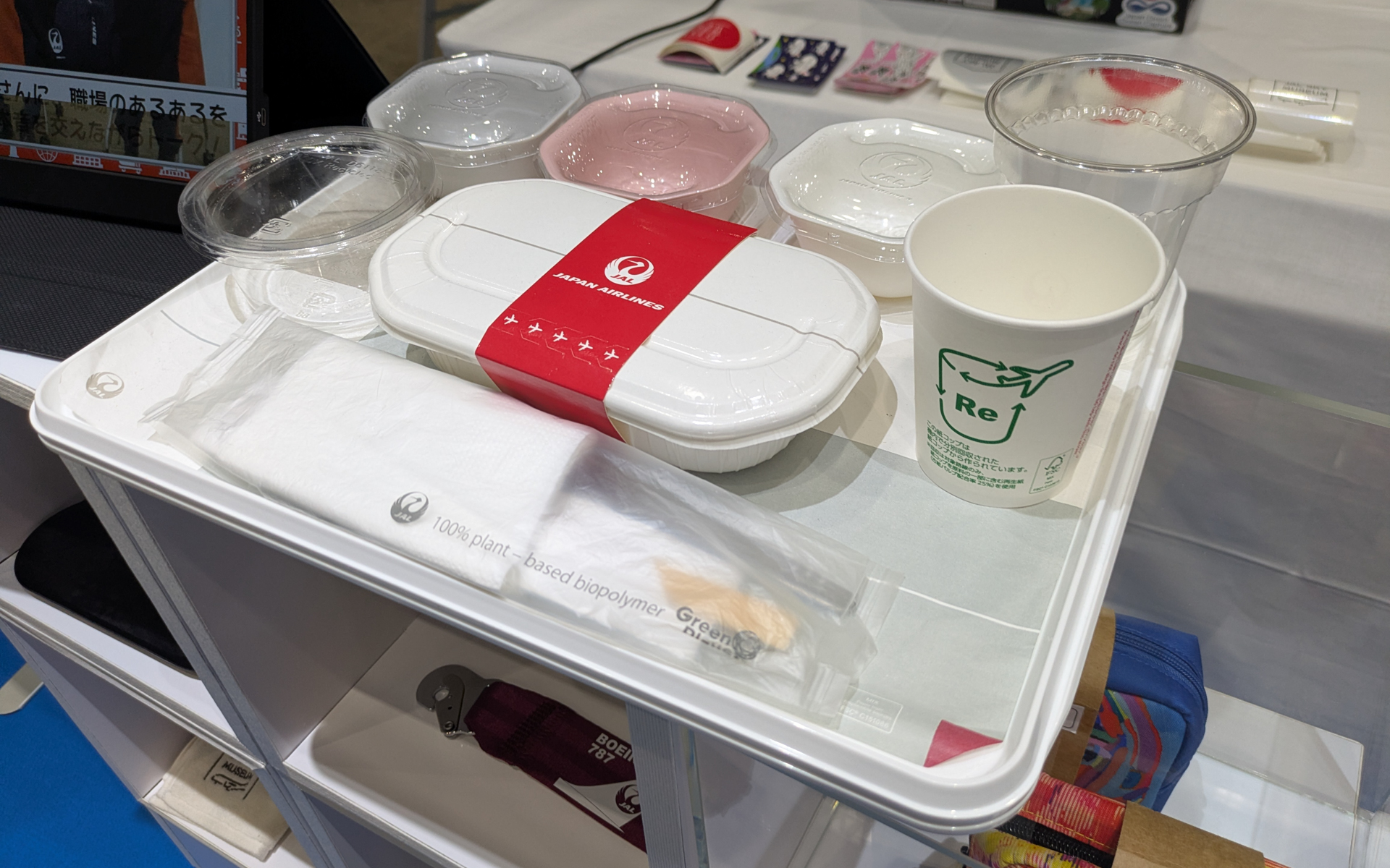 JALは、すでに導入しているリサイクル素材の機内用食器や、航空機のボディをアルミニウムからカーボンファイバーに変換して軽量化することによる使用燃料の削減、空気抵抗を減らすボディ表面加工、家庭用の廃食用油をリサイクルして航空燃料「SAF」にする取り組みなどを展示している