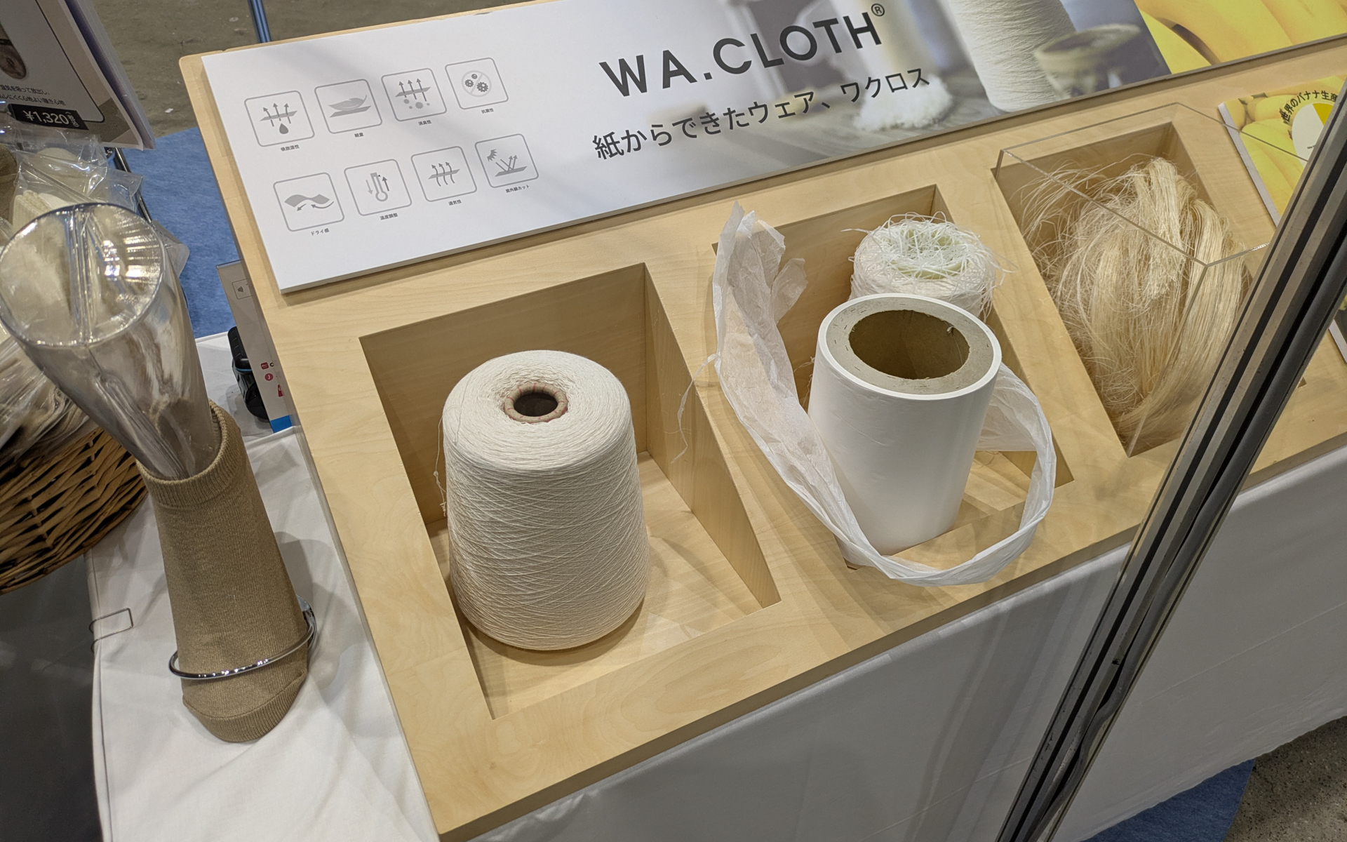 MNインターファッションは、バナナの茎から作った繊維や紙から作った繊維などで作るアパレルを提案。天然・循環素材が生み出す風合いを確認できる