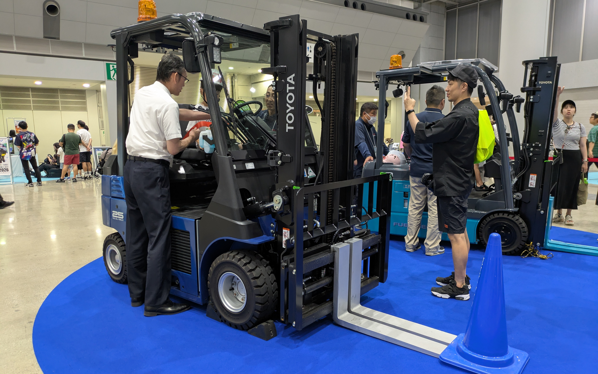 トヨタL＆Fは、水素を燃料として動き、稼働中にCO2を一切排出しないエコフォークリフト「燃料電池フォークリフト」2台を展示。実際に運転席に載って記念撮影もできる