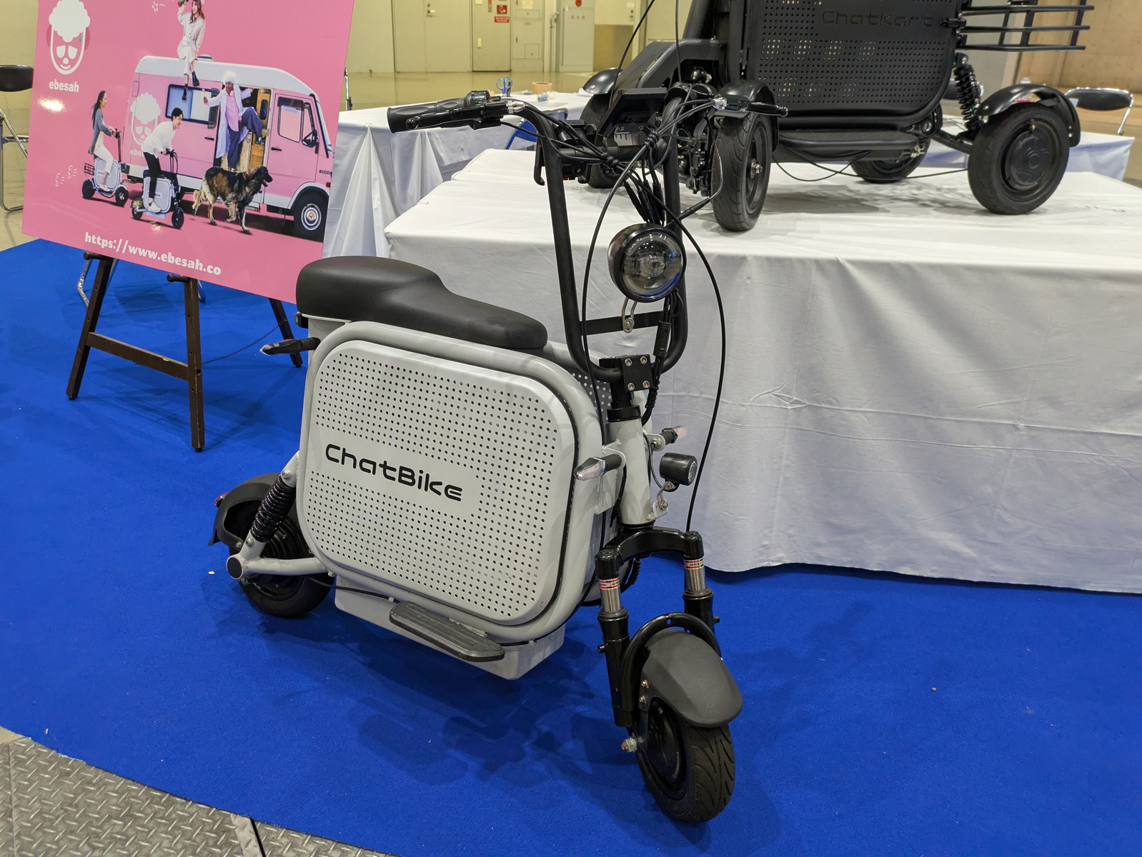 Hundredthsは、全固体電池搭載の特定原付「Chat Kart」の2輪モデルと4輪モデルを展示。また2日間をかけて来場者と一緒に作る企画「ナウマンカートを作ろう」も実施している