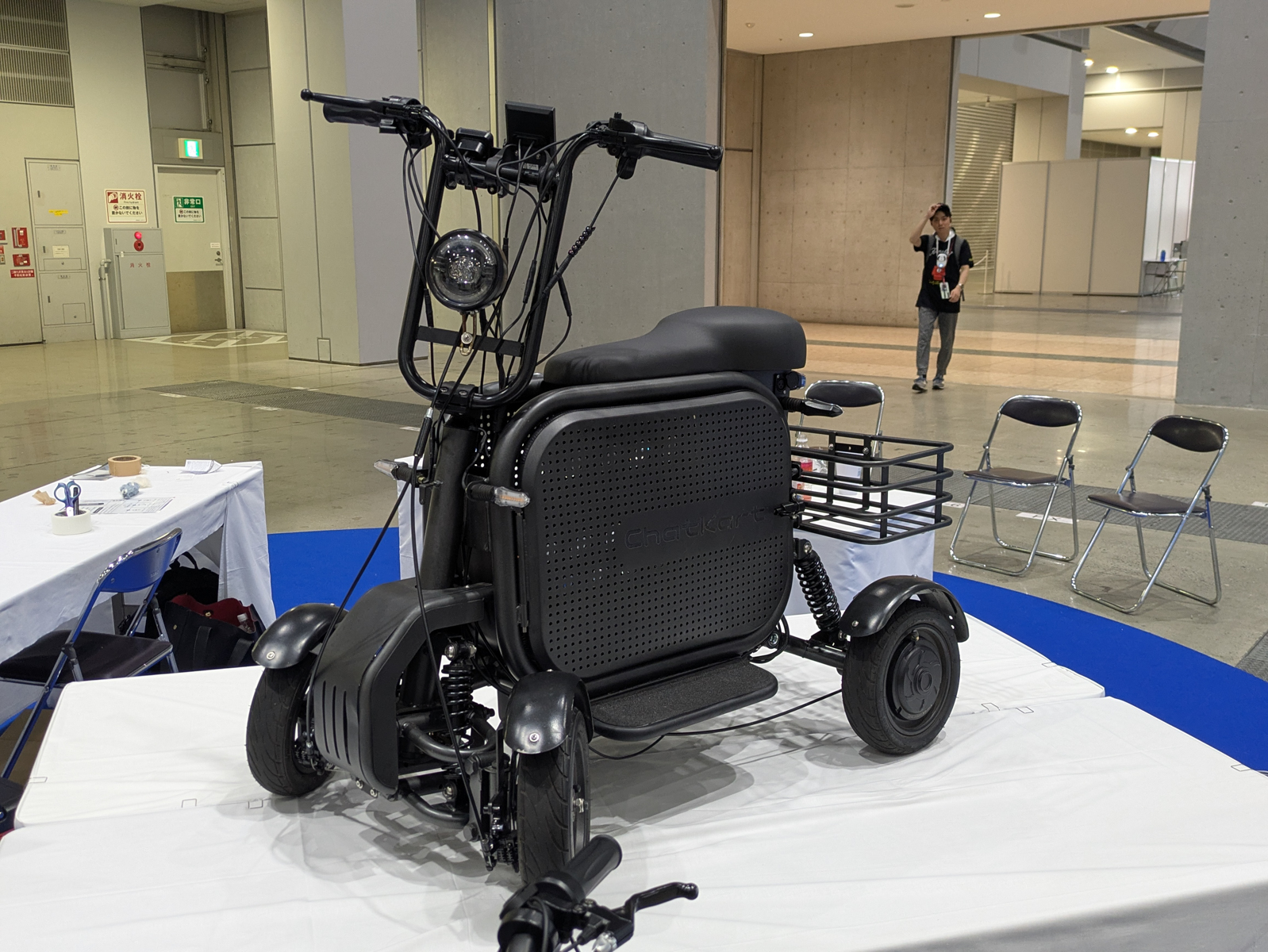 Hundredthsは、全固体電池搭載の特定原付「Chat Kart」の2輪モデルと4輪モデルを展示。また2日間をかけて来場者と一緒に作る企画「ナウマンカートを作ろう」も実施している