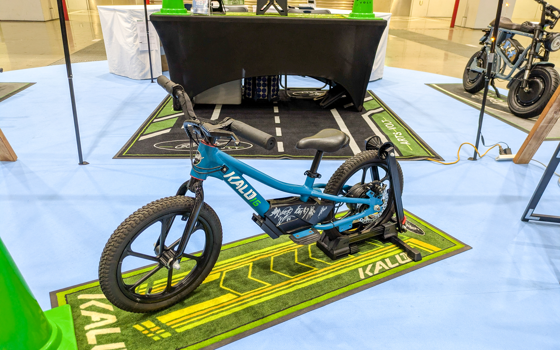 ロクイチ61は、キッズ向けeバイク「KALO（カロ）16」を展示。工具メーカー「Makita」の脱着式バッテリを使用するので、自宅の工具との併用も可能。KALO16の価格は7万8000円。最高速度は時速15km、1充電航続距離は約10km。江東区青海にあるトムスの「シティサーキット東京ベイ」にも近々導入される予定